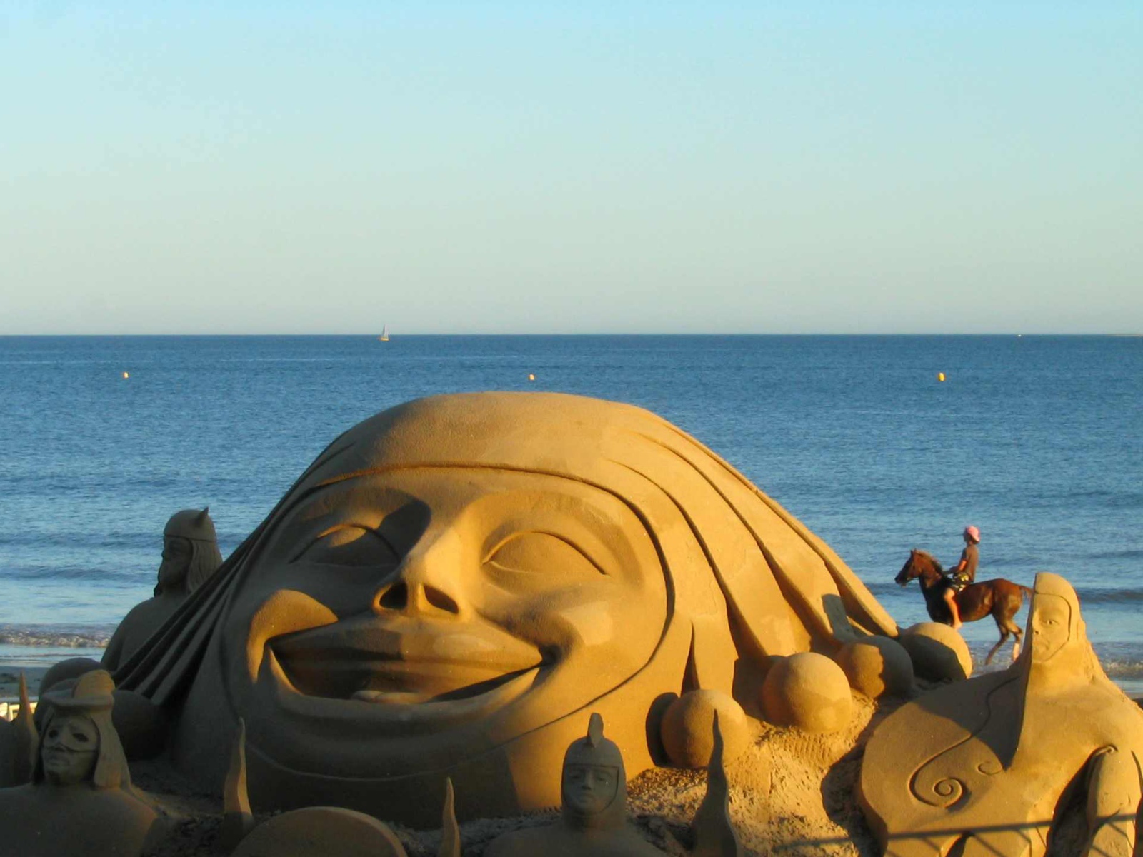 Песчаная скульптура на курорте Ла Боль, Франция