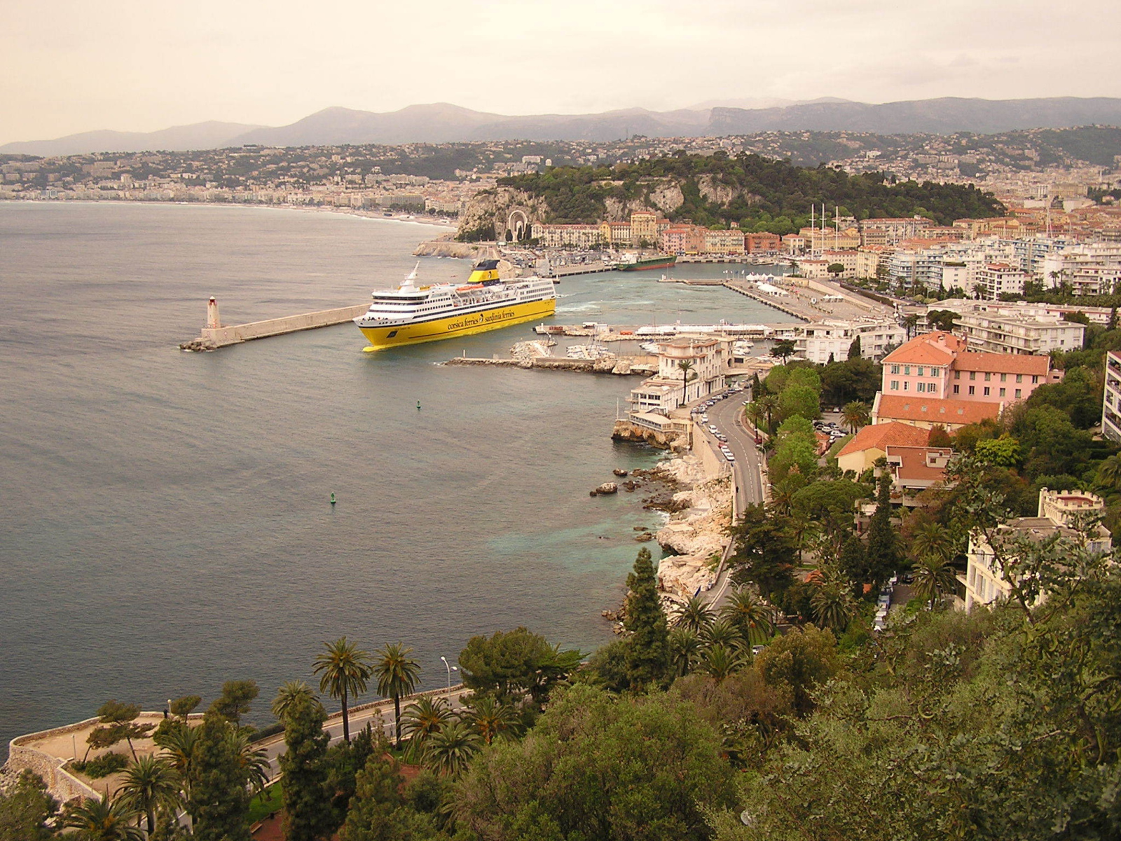 Лайнер в порту в городе Ницца, Франция