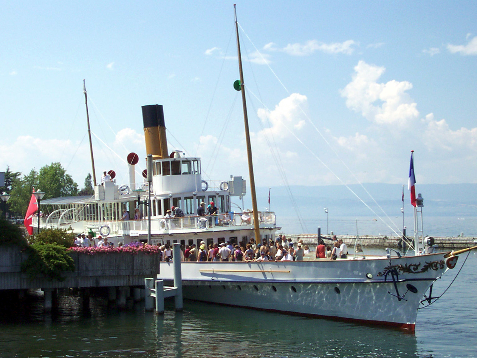 Пароход у пристани на курорте Эвиан, Франция