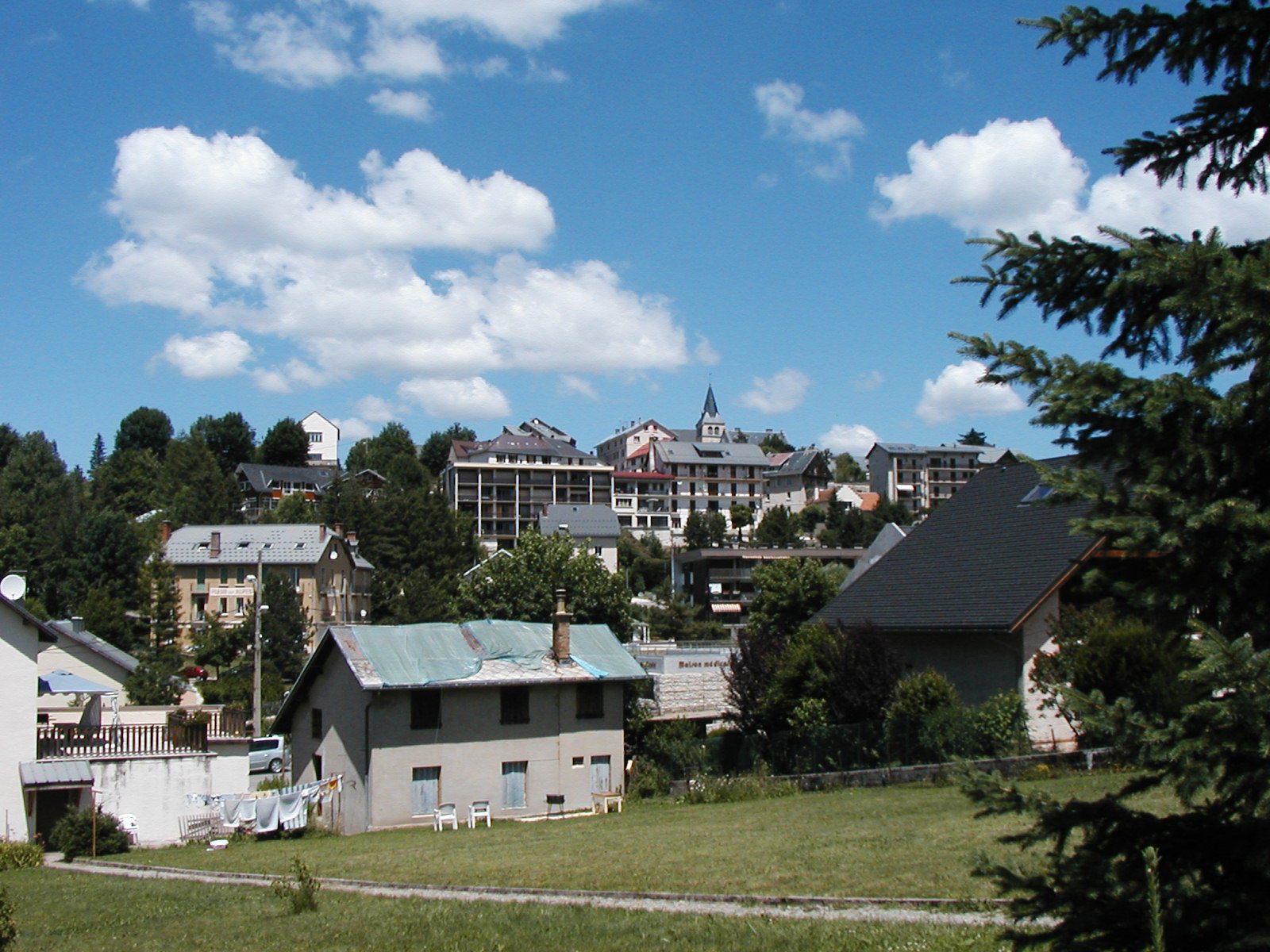 Городские здания на курорте Виллар-де-Ланс, Франция