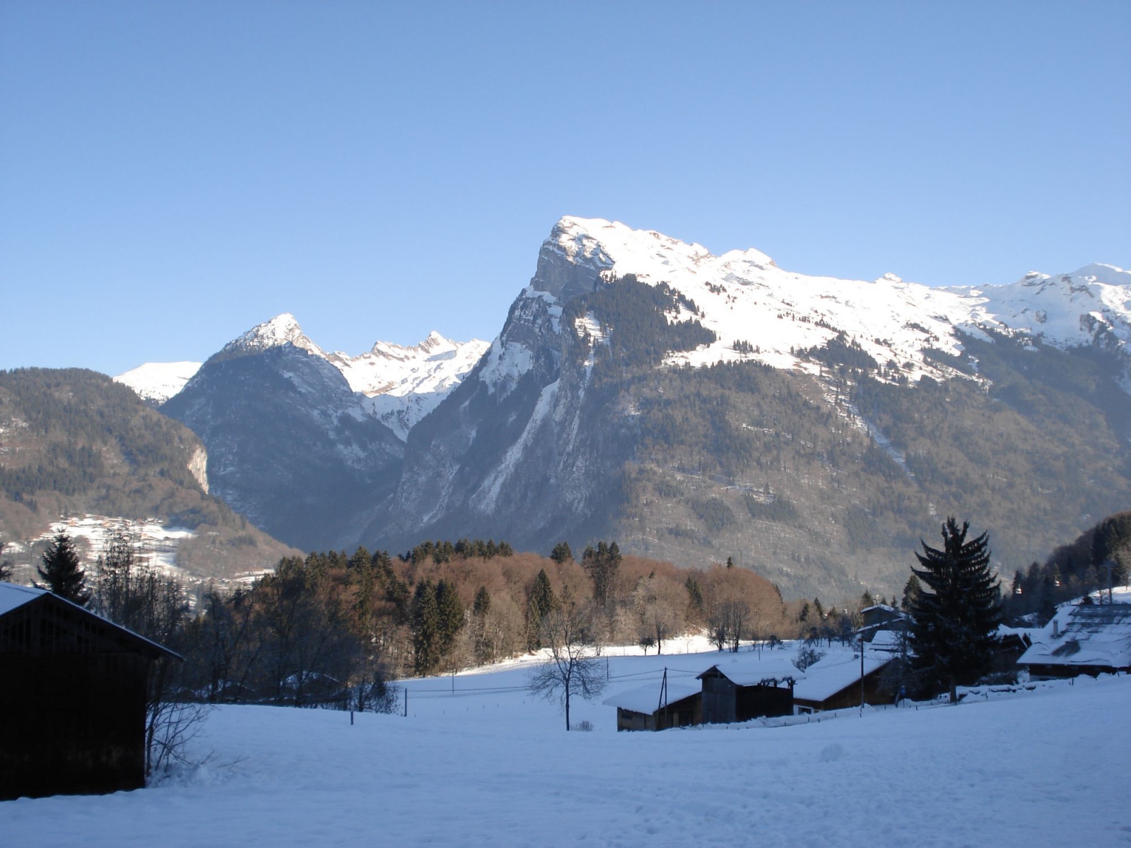 Зимний пейзаж на горнолыжном курорте Самоен, Франция