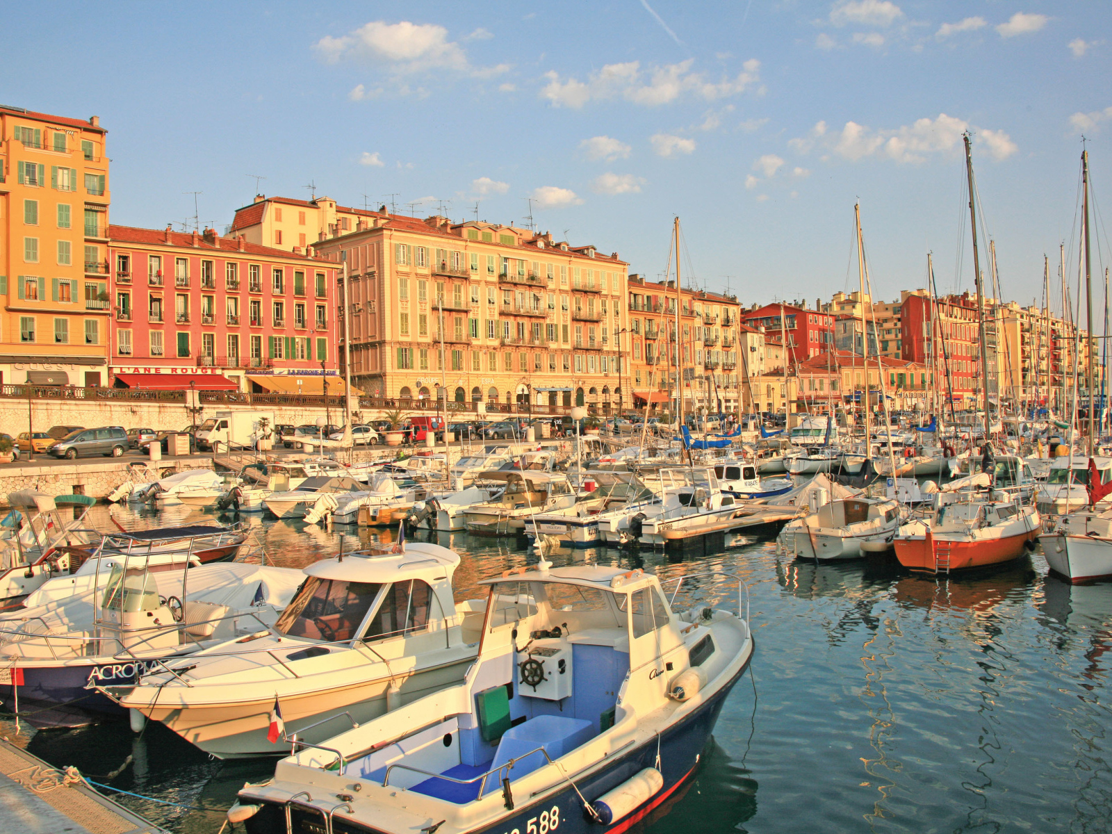 Яхты в порту в городе Ницца, Франция