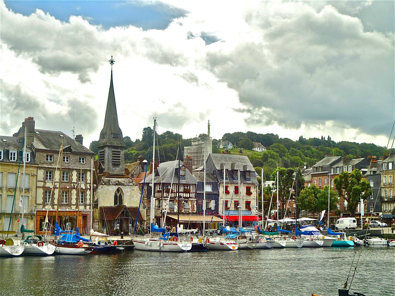 Яхты в порту в Нормандии, Франция