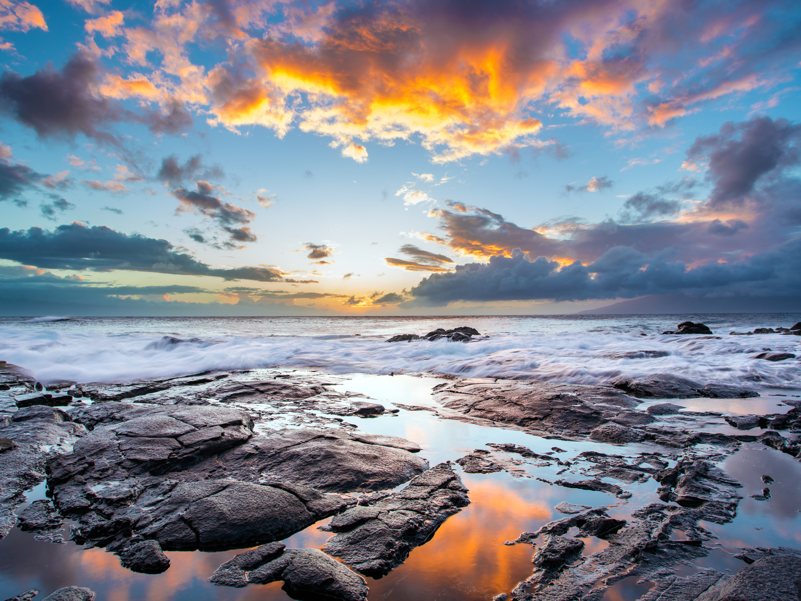 Красивое небо и каменистый берег на острове Мауи, Гавайи