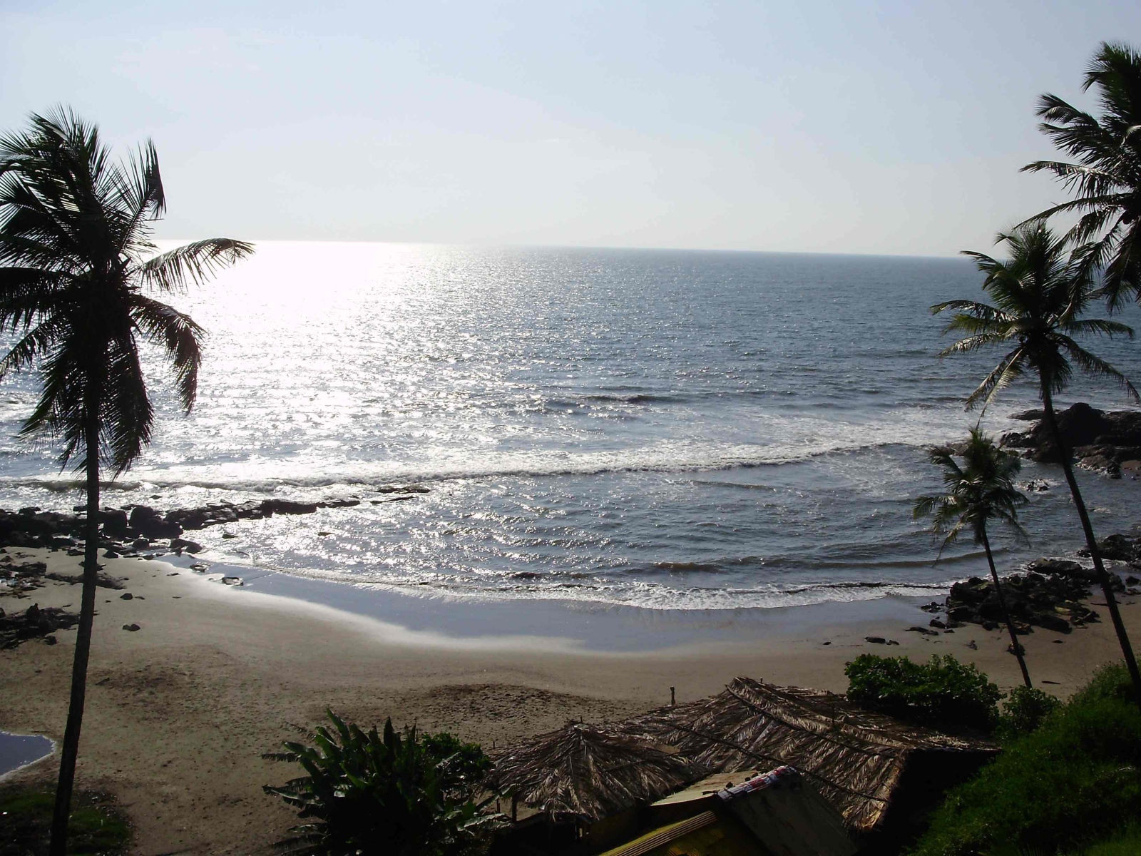 Пустой пляж вечером в Вагаторе