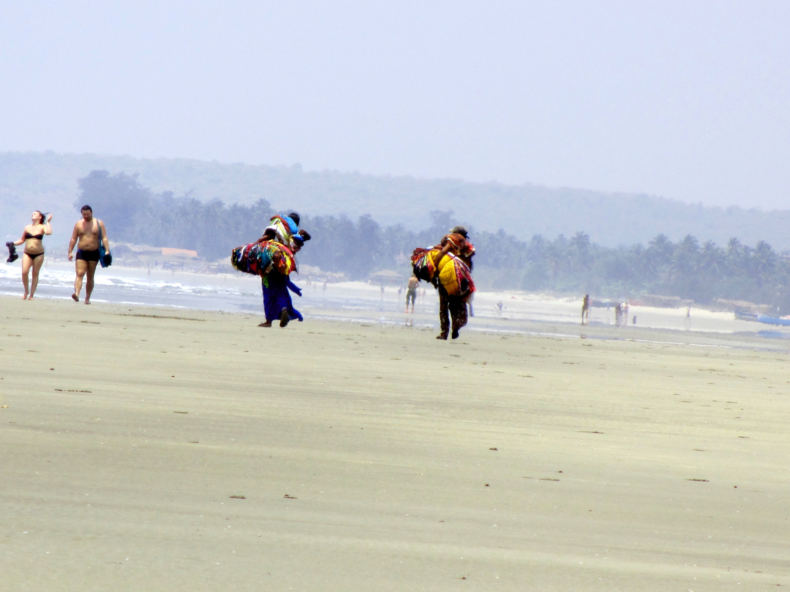 Люди на пляже в Ашвеме
