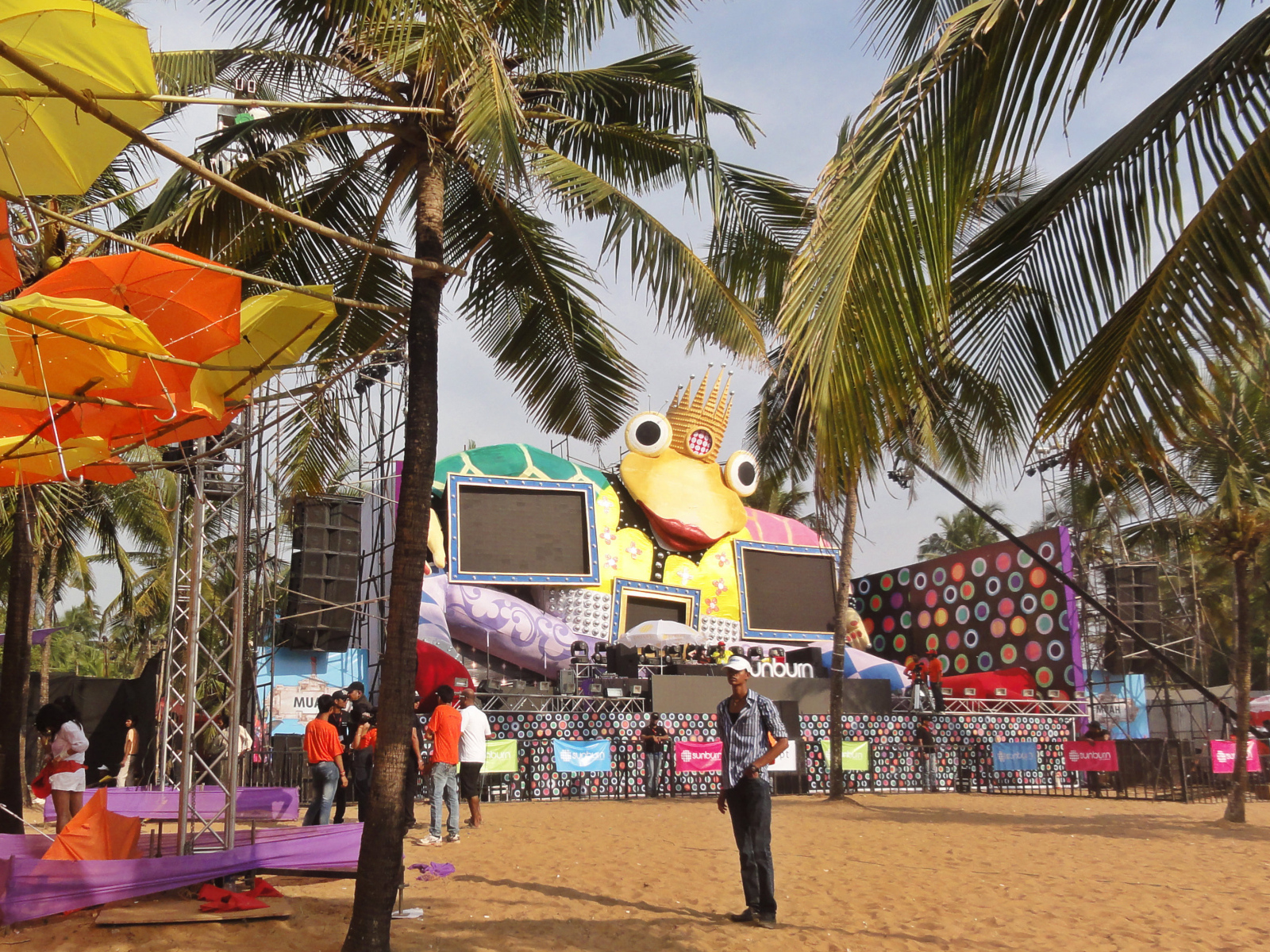 Подготовка к концерту в Анджуне