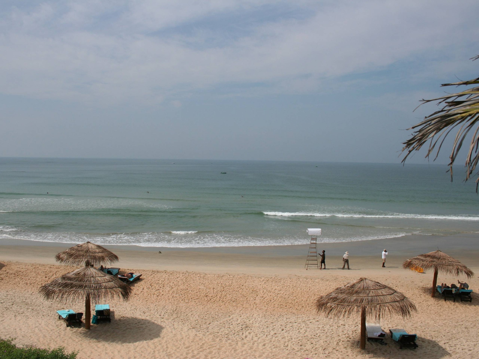 Отдых на пляже в Бенаулиме