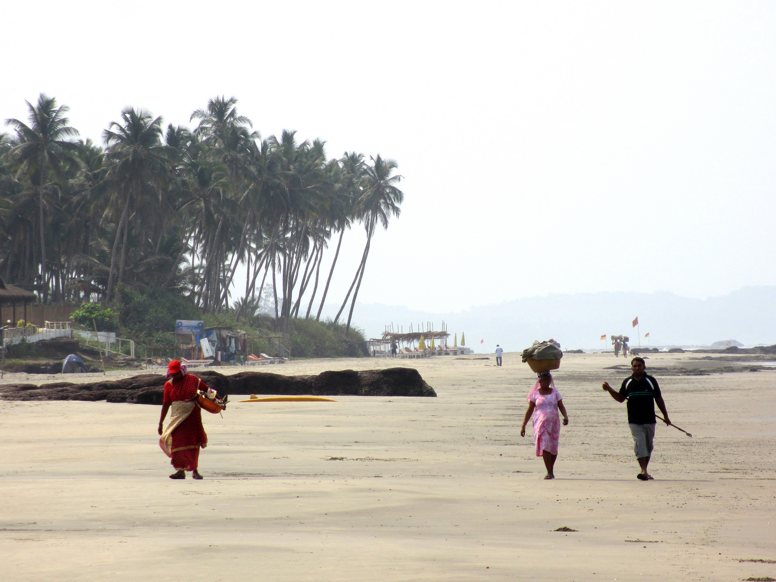 Жители Ашвема на пляже