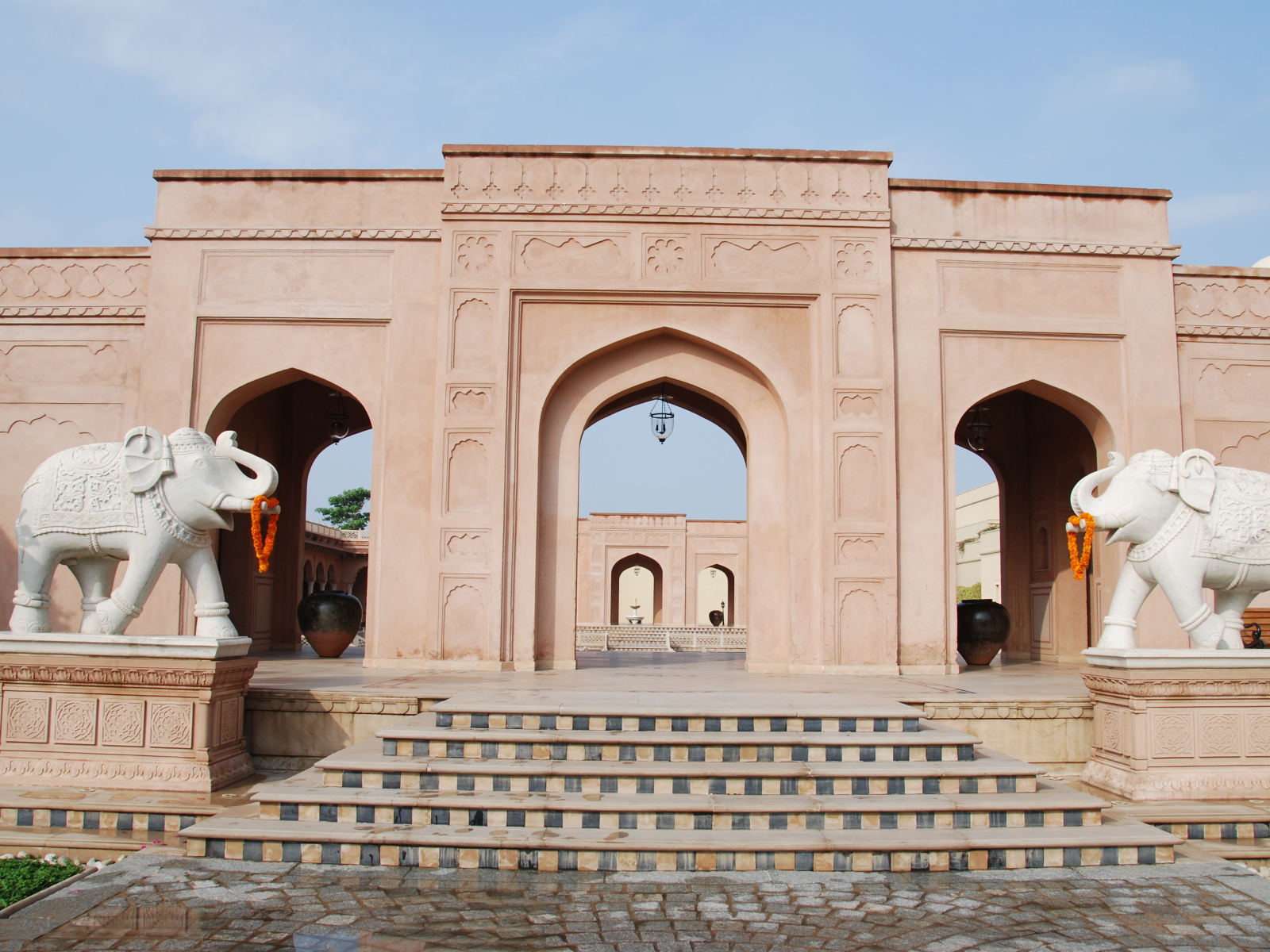 Скульптуры слонов в Агре