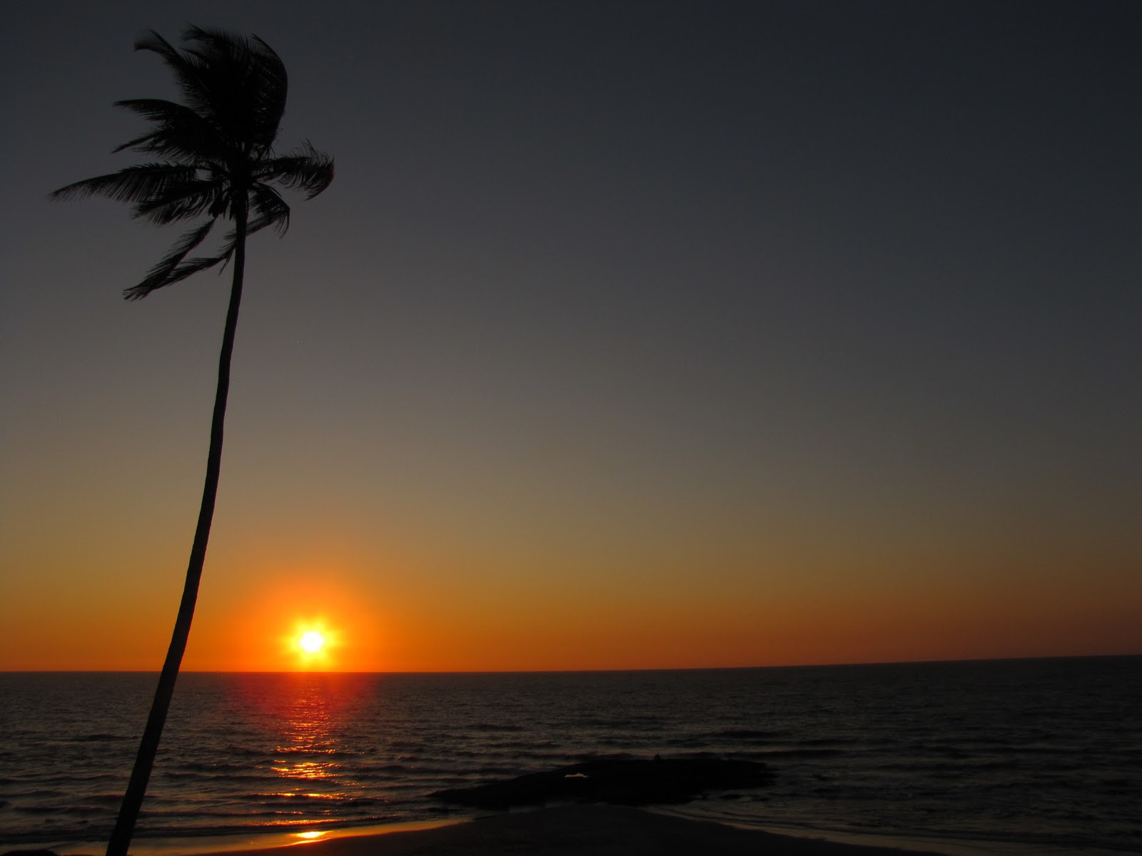 Закат на пляже в Вагаторе