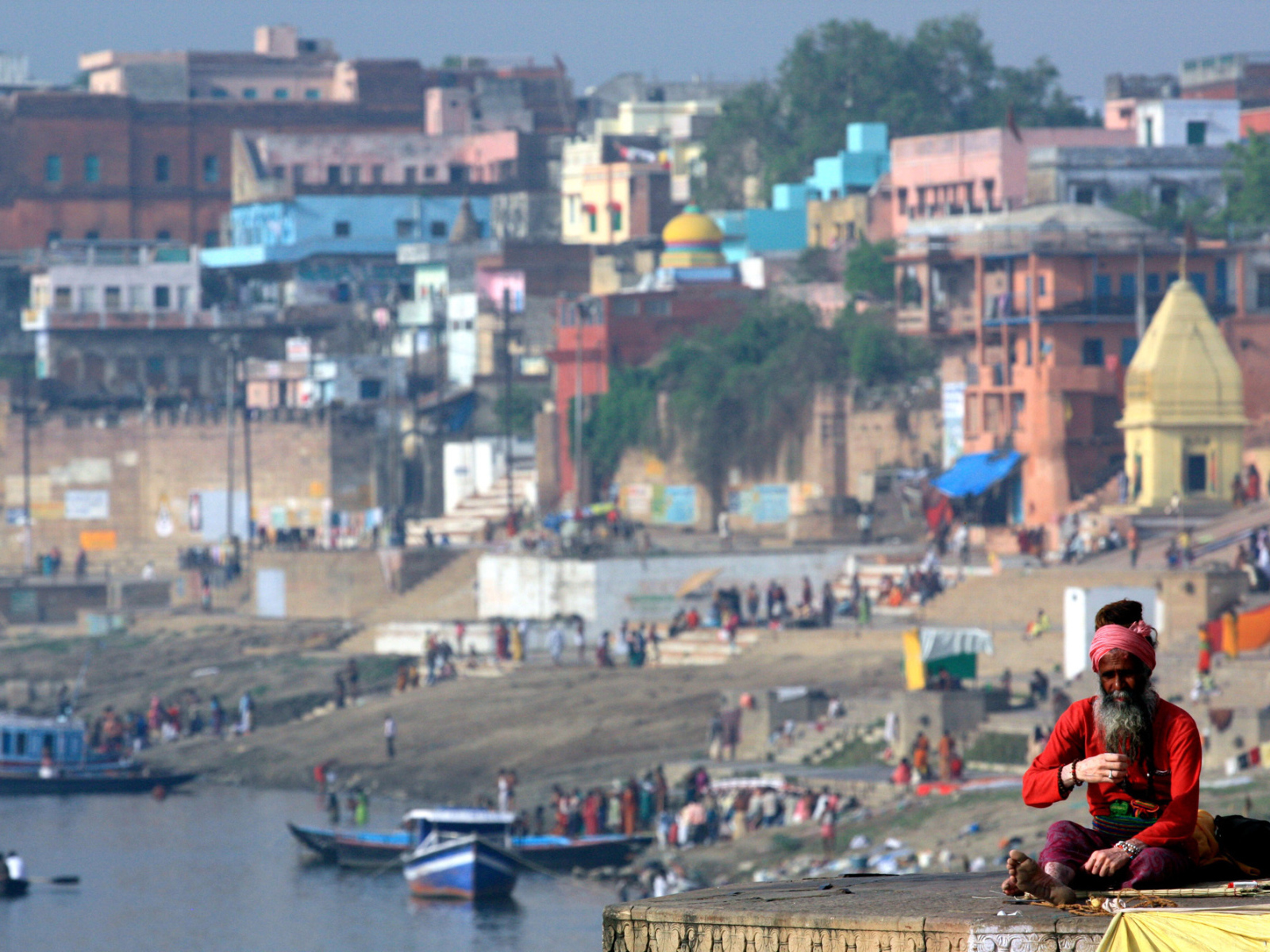 Мужчина на фоне города Варанаси