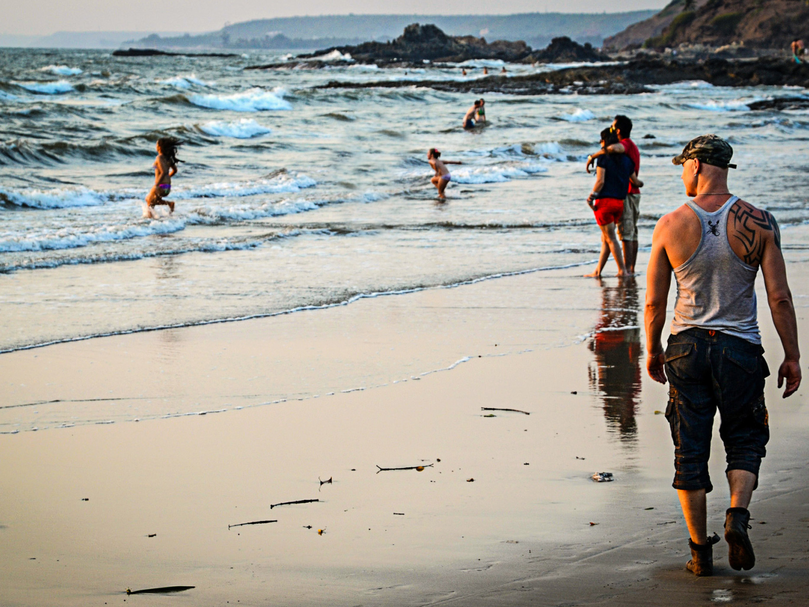 Туристы на пляже в Вагаторе