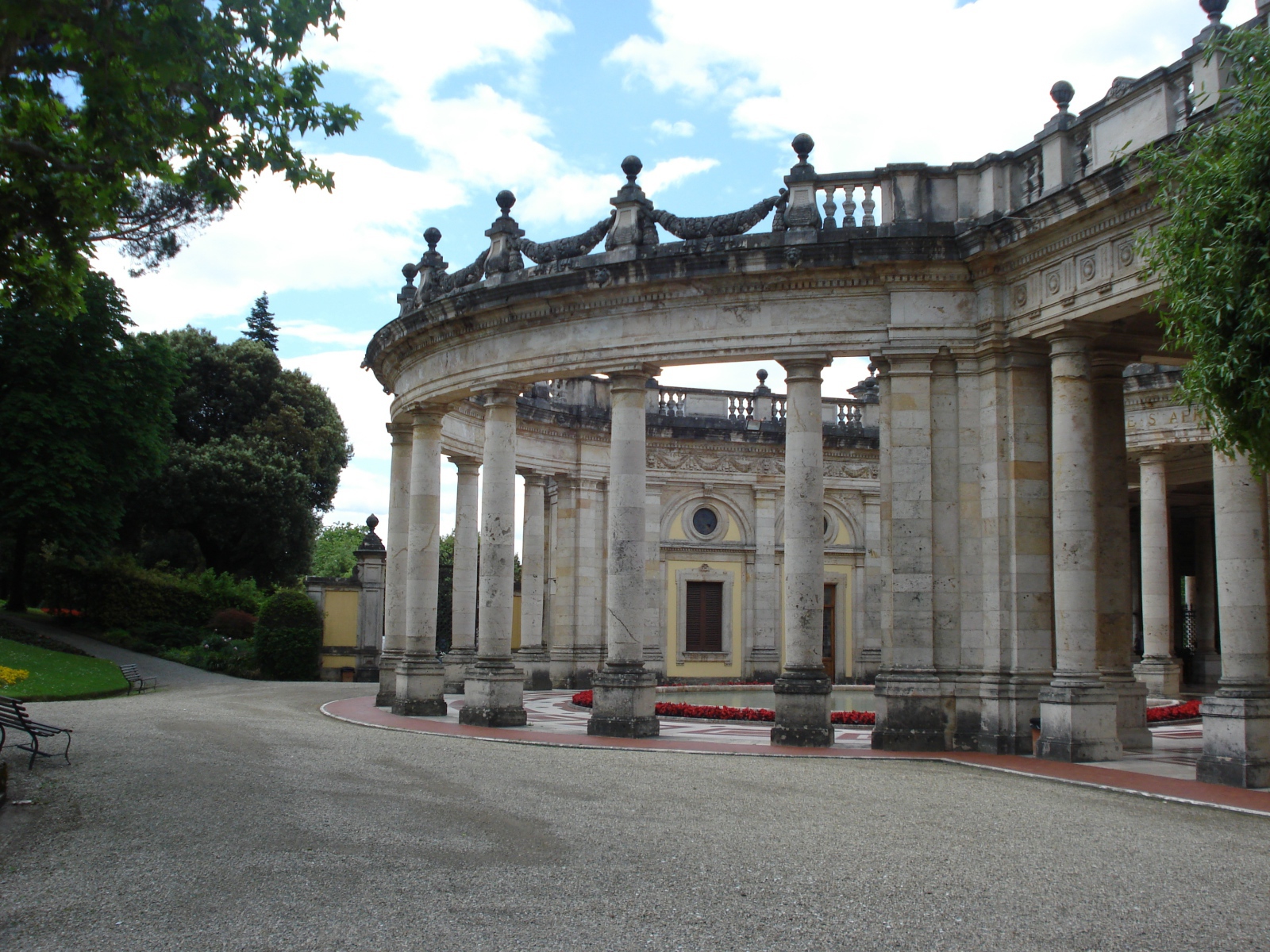 Старинные колонны на курорте в Монтекатини Терме, Италия