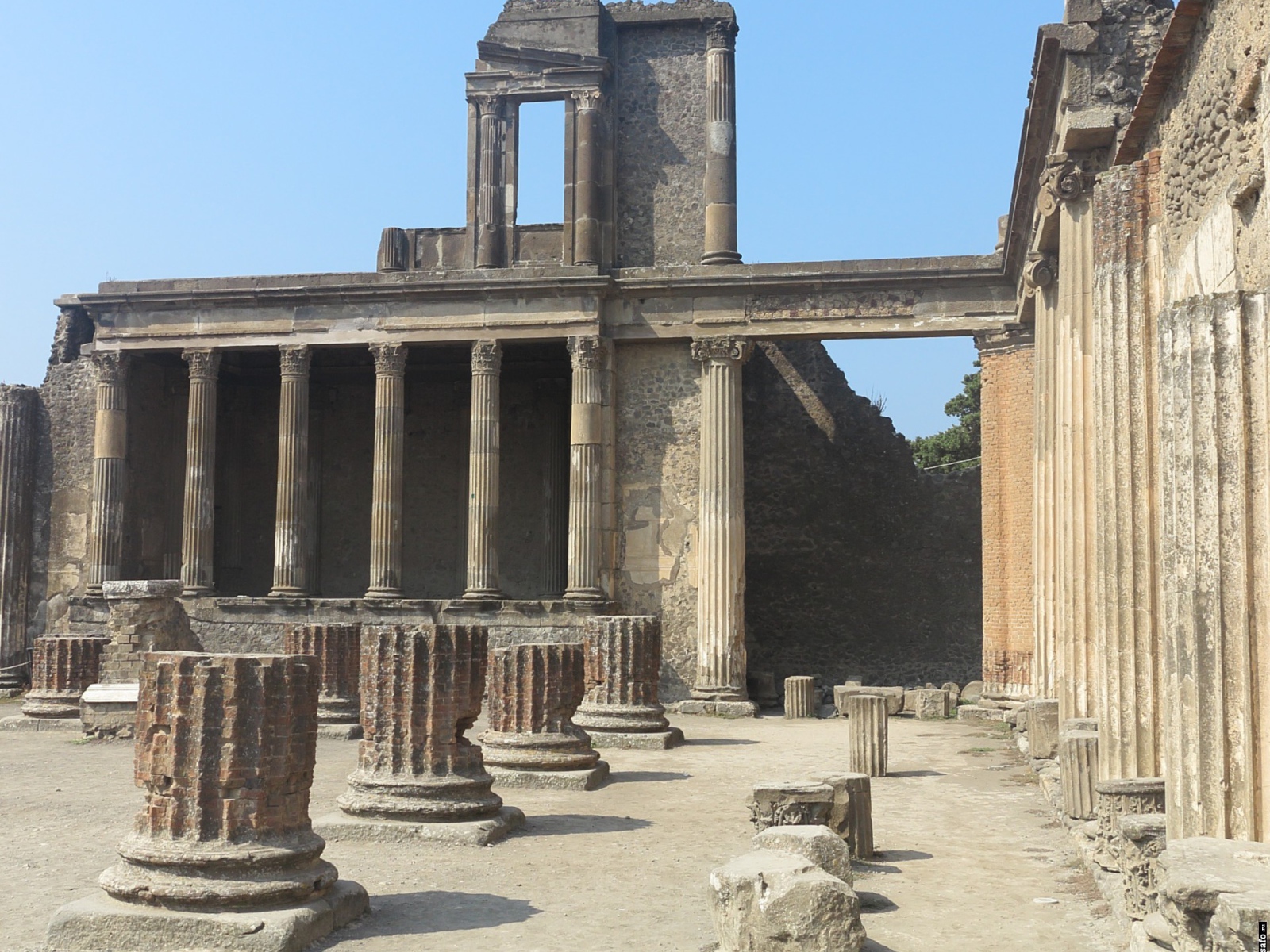 Древний храм в Помпеях, Италия