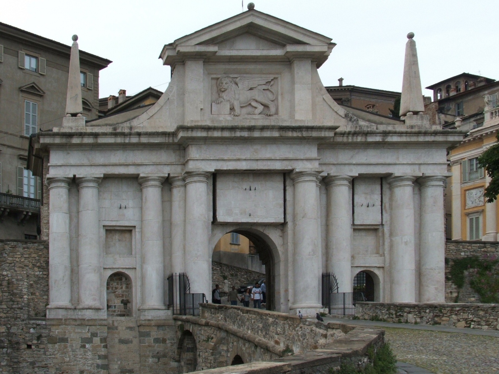 Арка в Бергамо, Италия