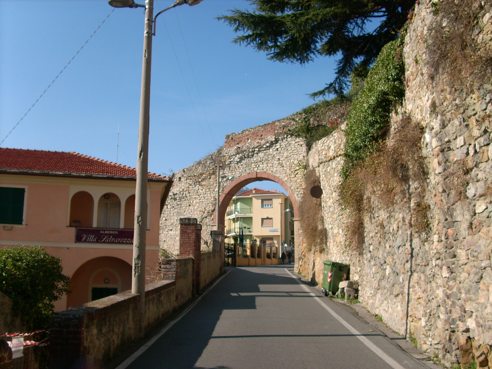 Арка на курорте Ноли, Италия