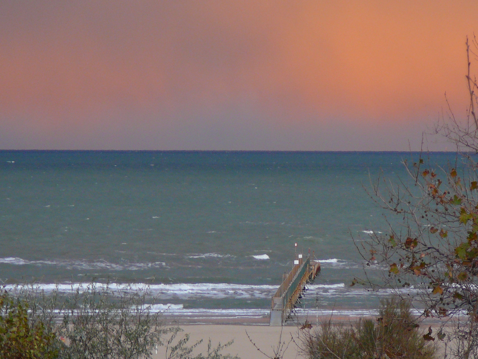 Осенний пляж на курорте в Римини, Италия