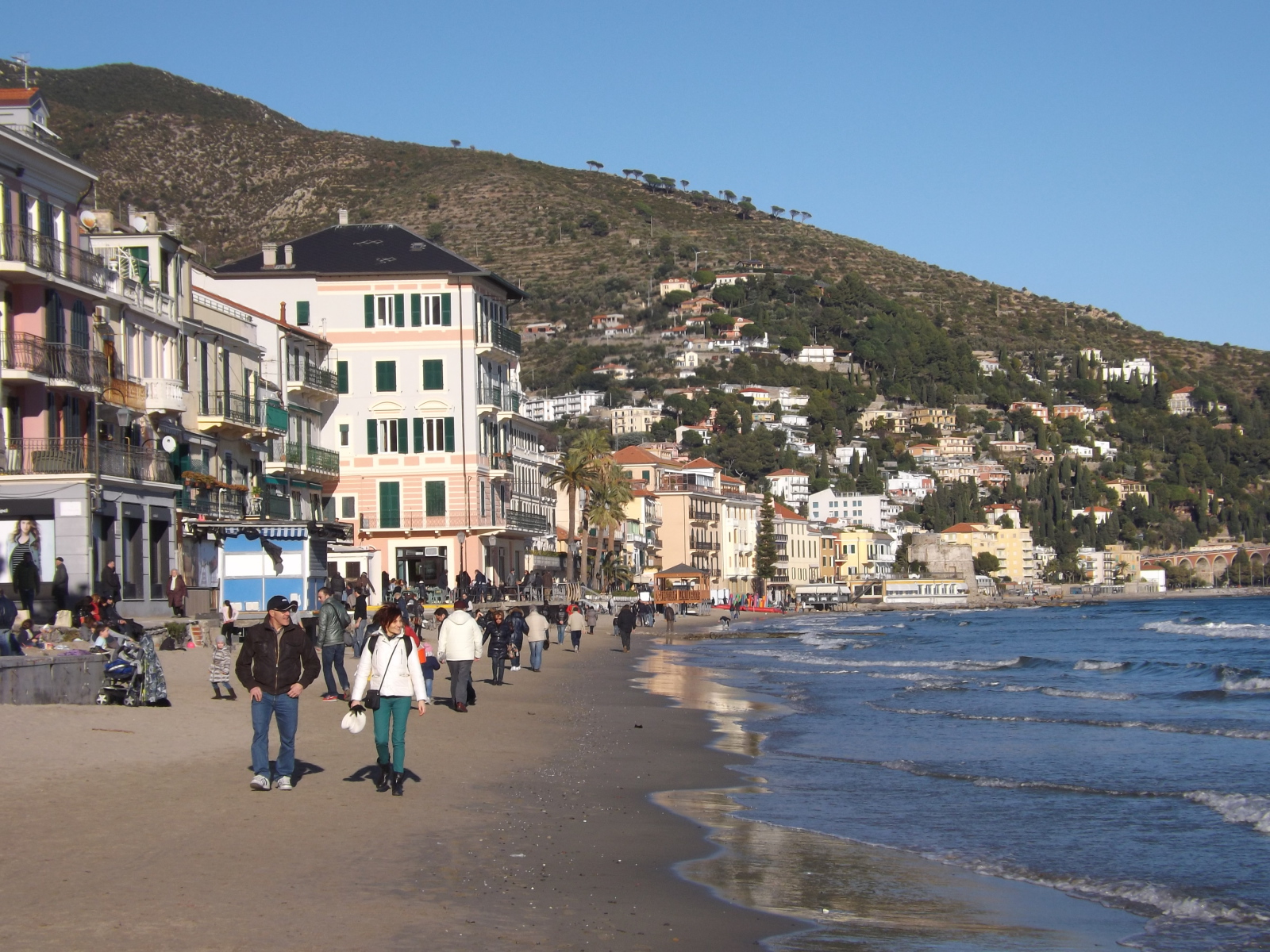 Осенний отдых на пляже на курорте Алассио, Италия