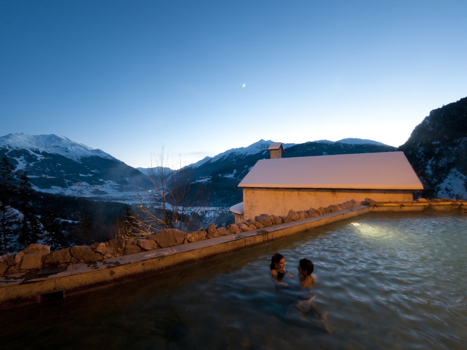 Купание в термальном источнике на курорте в Бормио, Италия