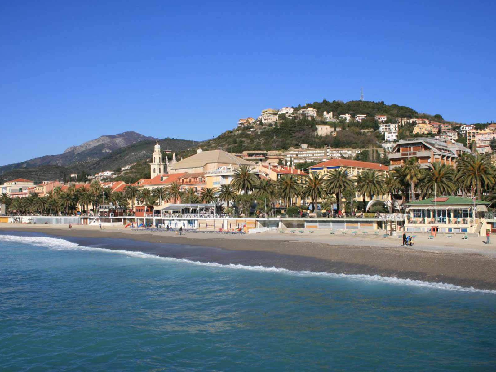 Пляж на курорте в Пьетра Лигуре, Италия