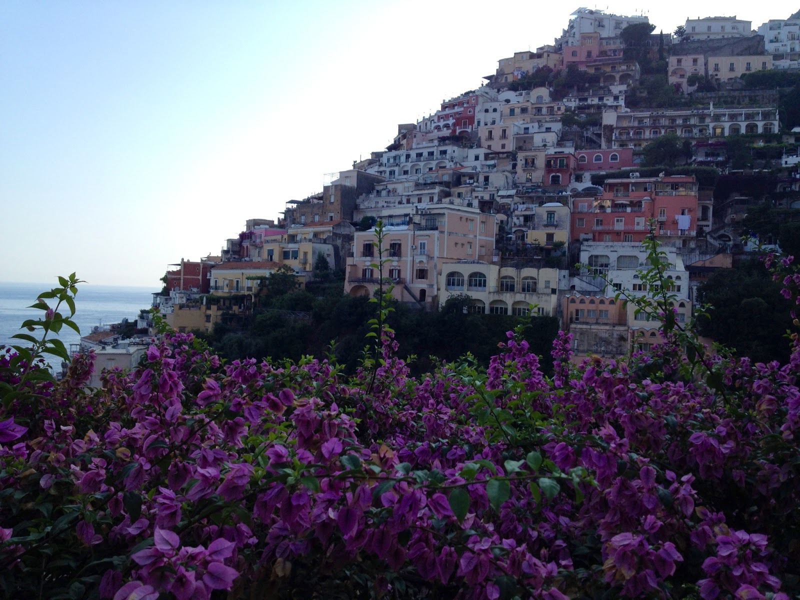 Цветущий город на курорте Позитано, Италия