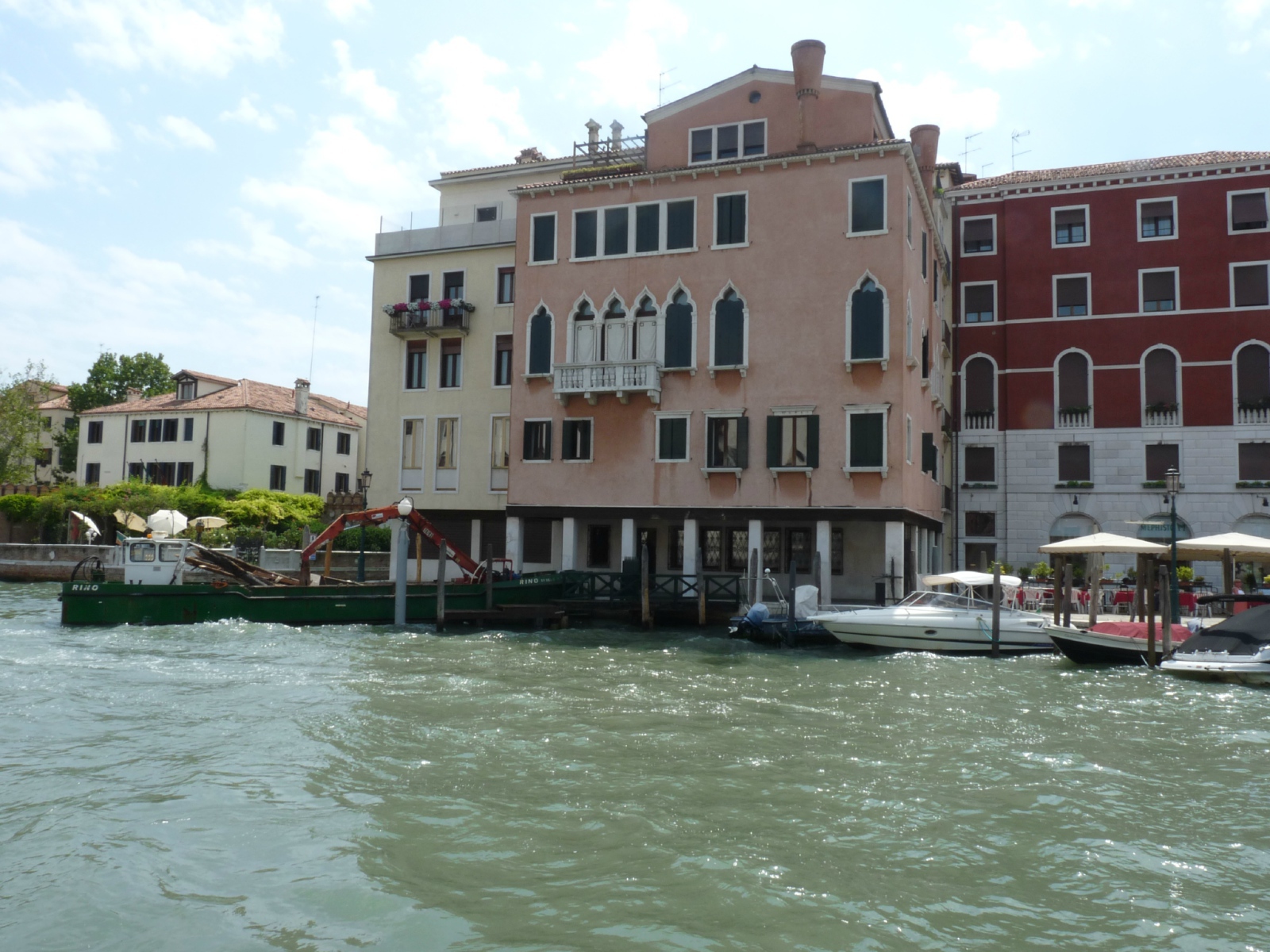 Лодки у пристани на острове Мурано, Италия