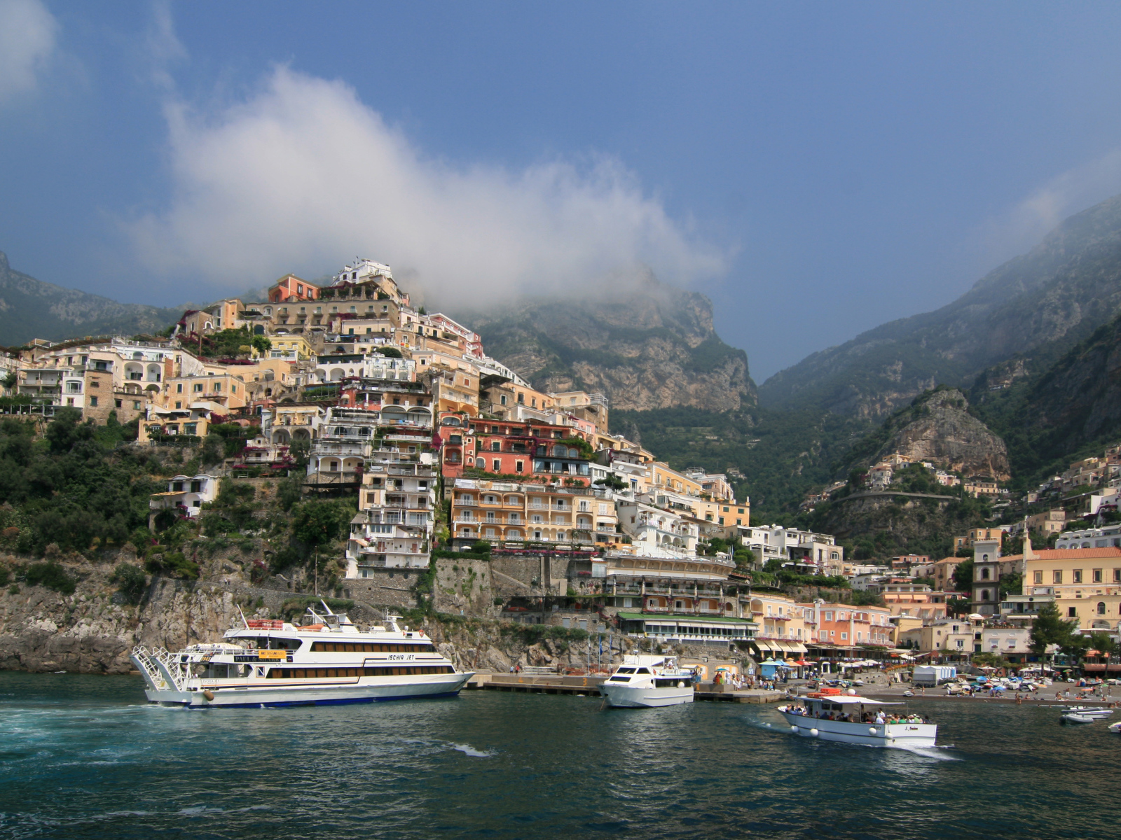 Лодки у набережной на курорте Позитано, Италия