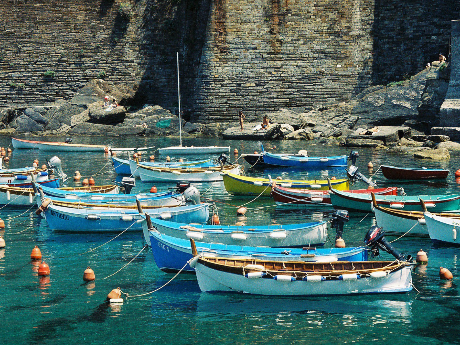 Лодки в бухте на курорте Рапалло, Италия