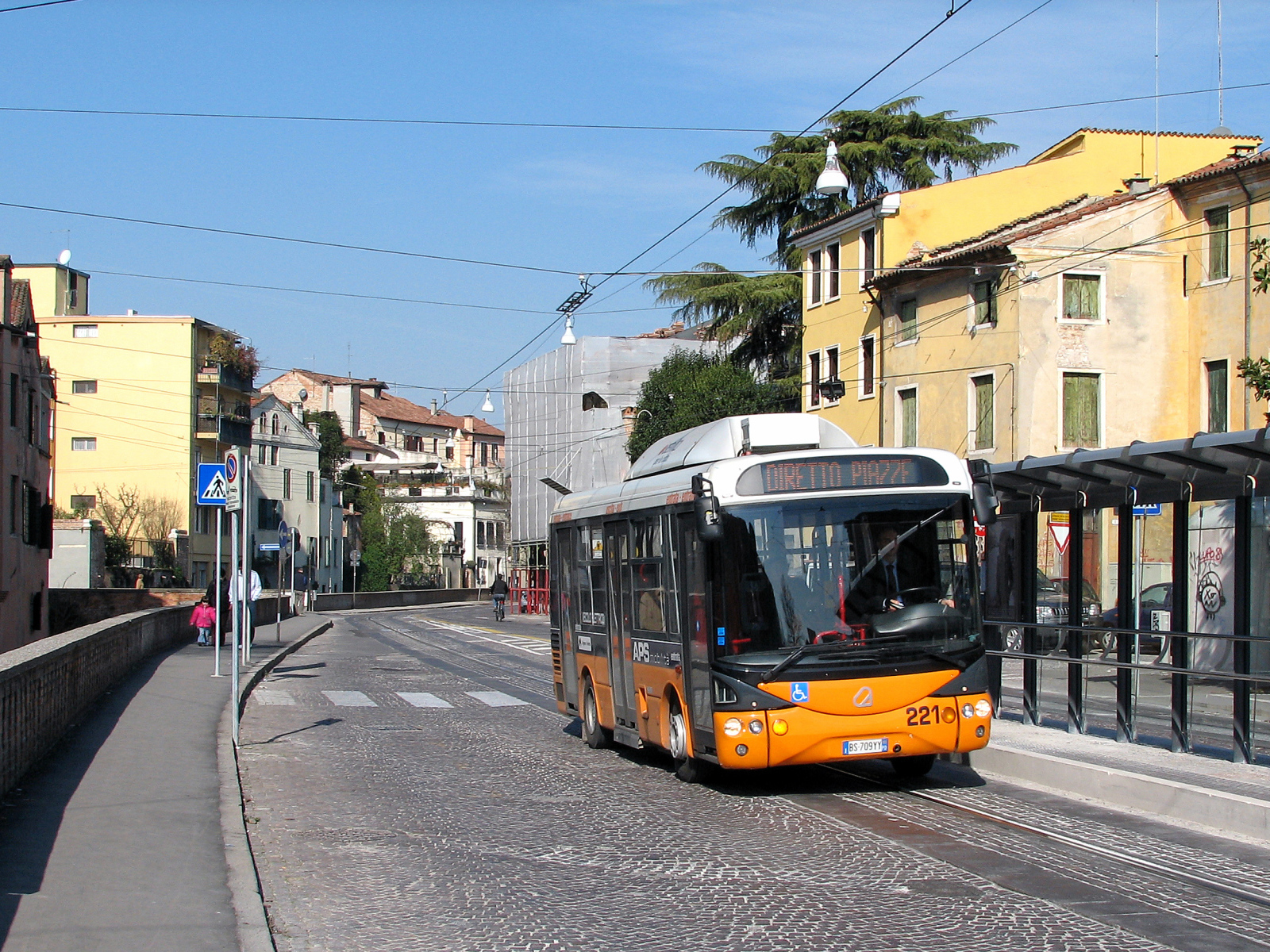 Автобус на улице города в Падуе, Италия