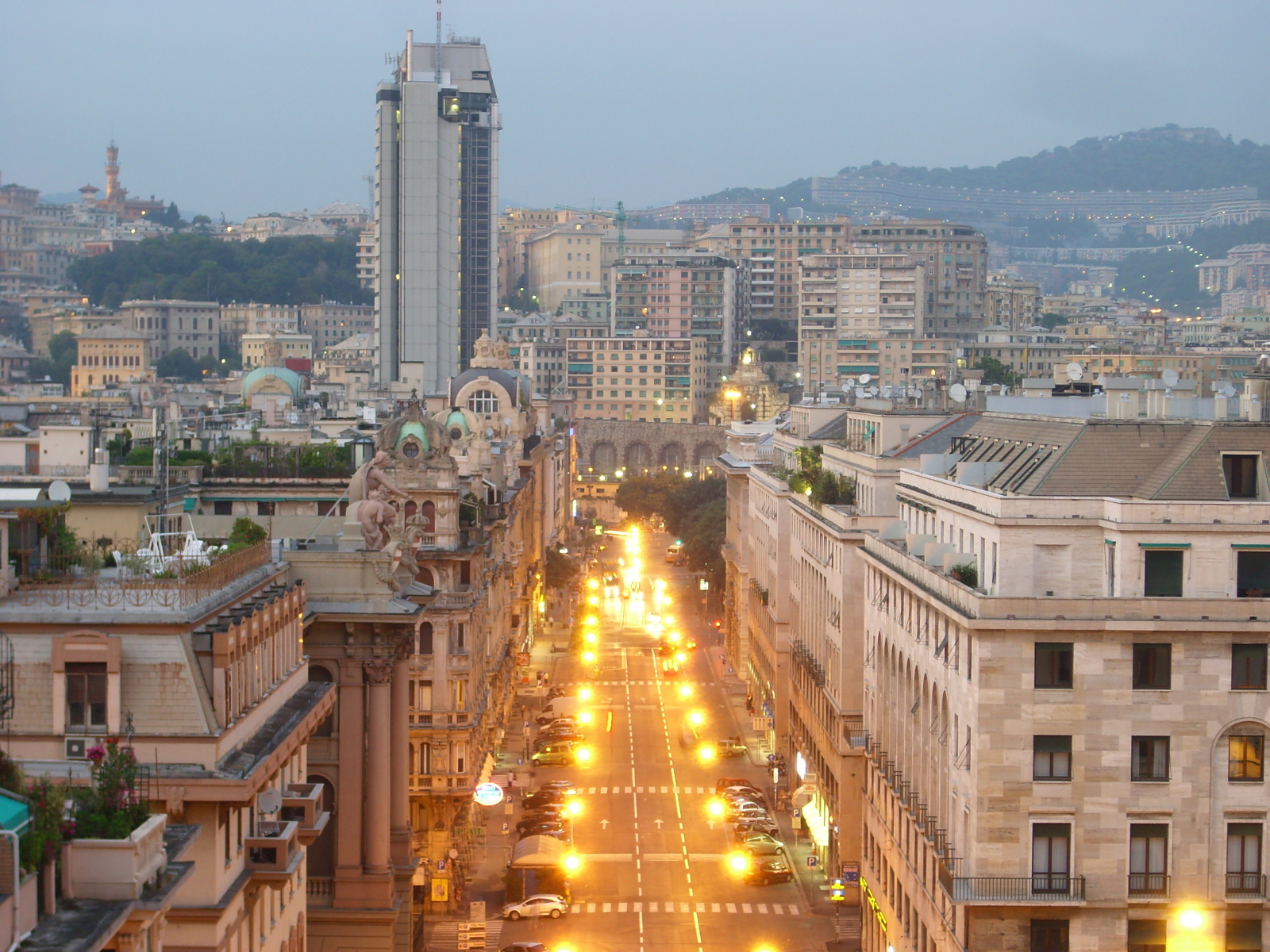 Оживленная улица в Лигурии, Италия