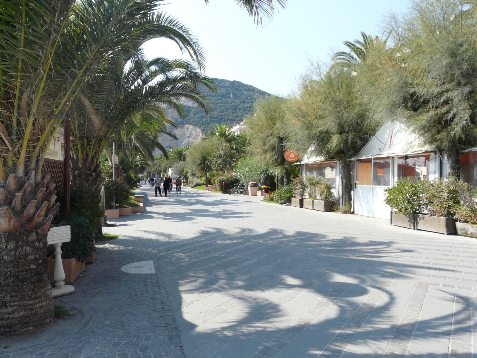 Городская улица на курорте Финале Лигуре, Италия