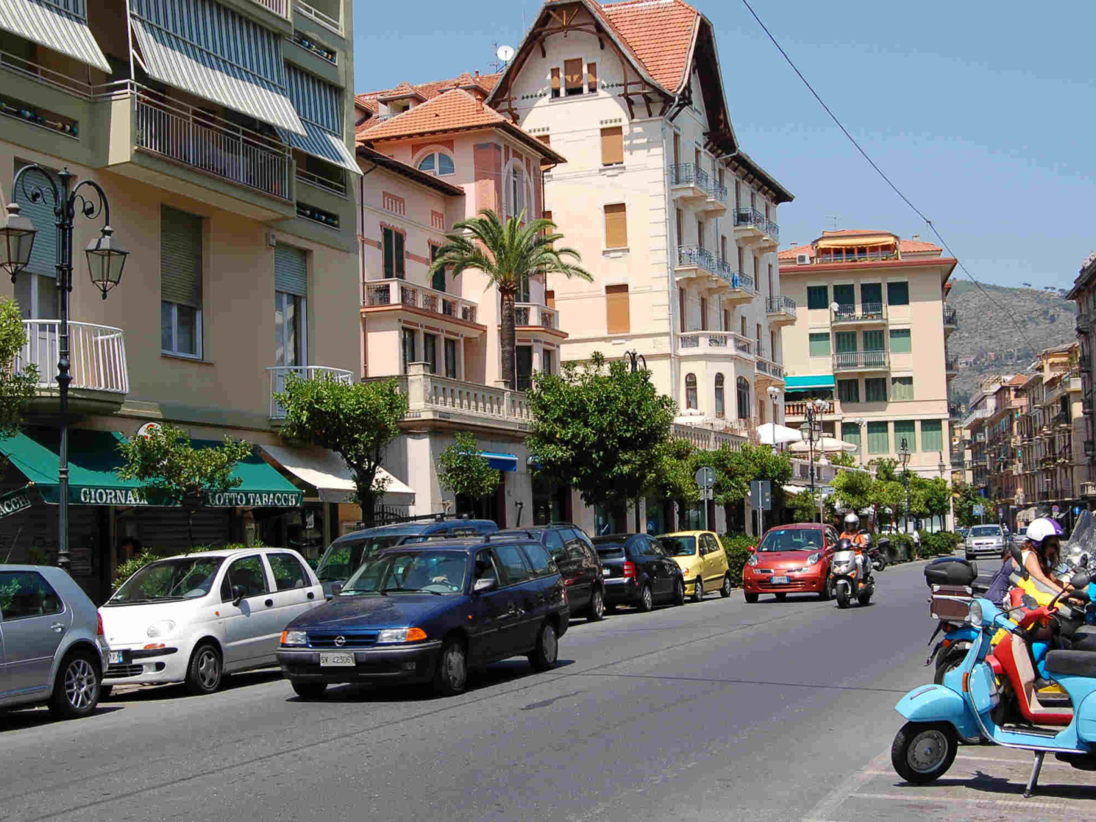 Городская улица на курорте Алассио, Италия