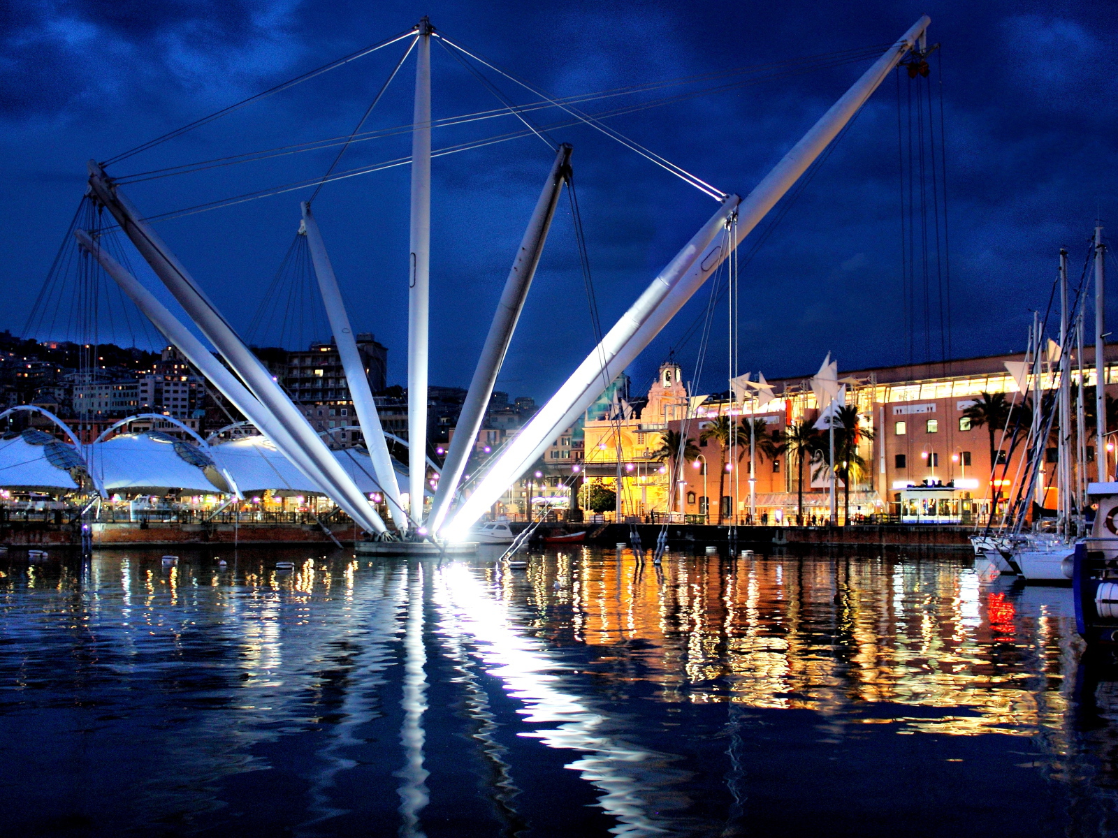 Конструкция в порту в Генуе, Италия