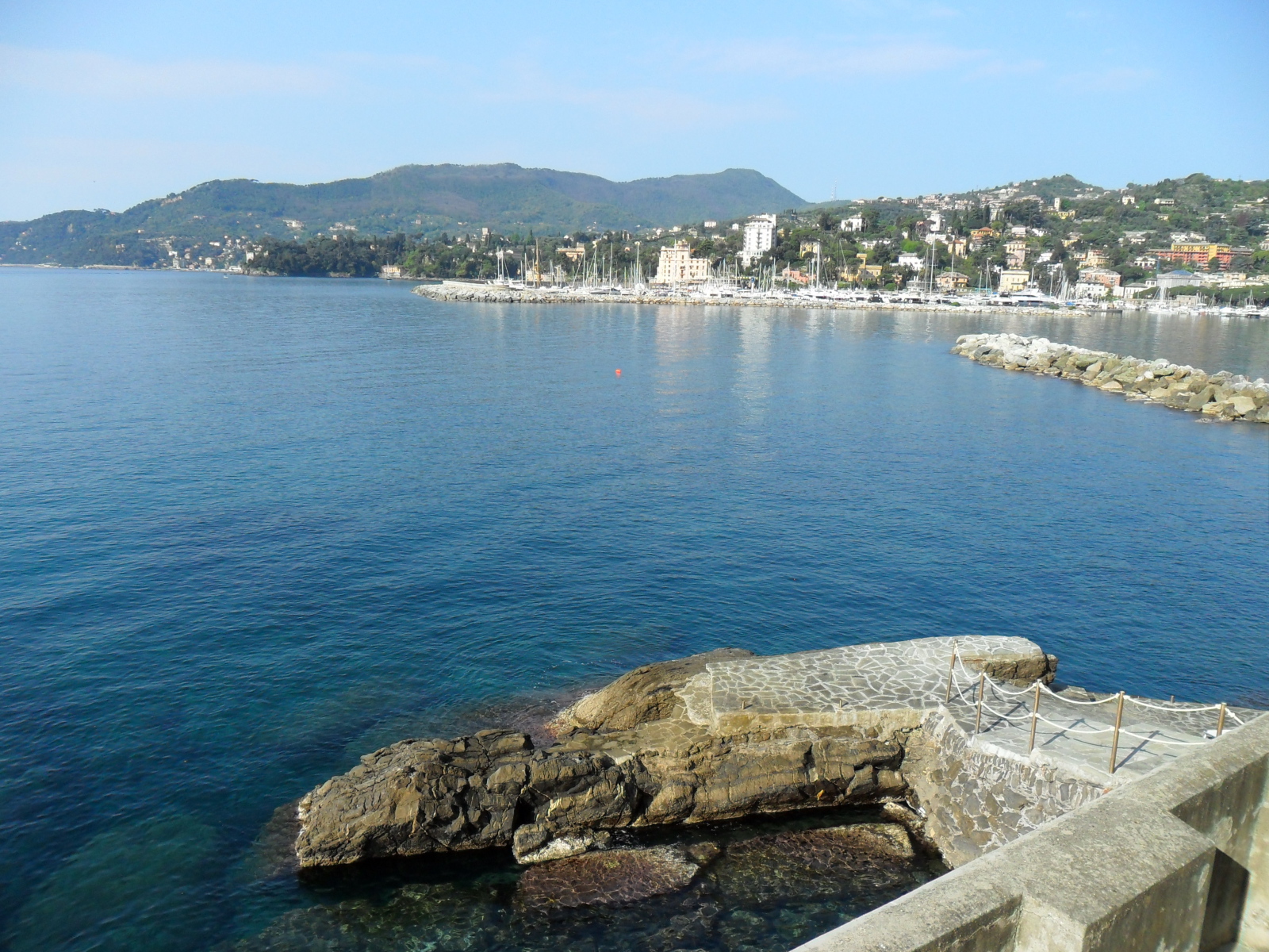 Спуск к причалу на курорте Сан Бартоломео Аль Маре, Италия