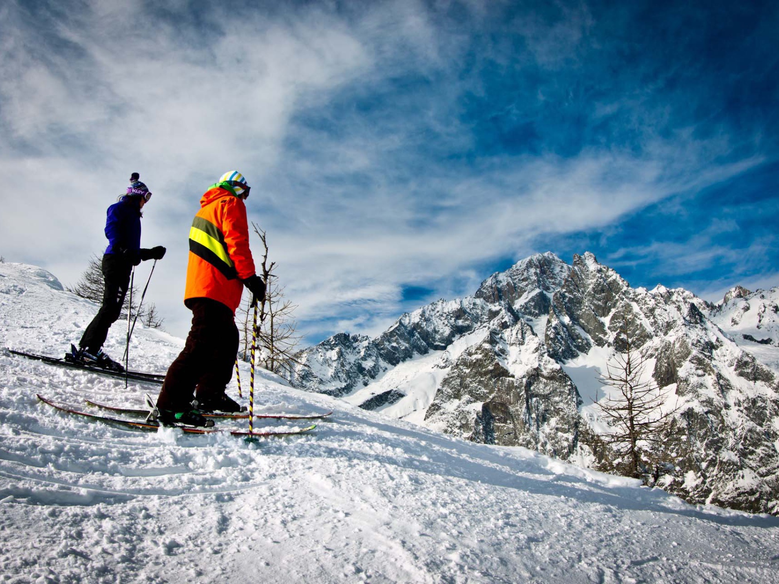 Спуск на лыжах на горнолыжном курорте Курмайор, Италия