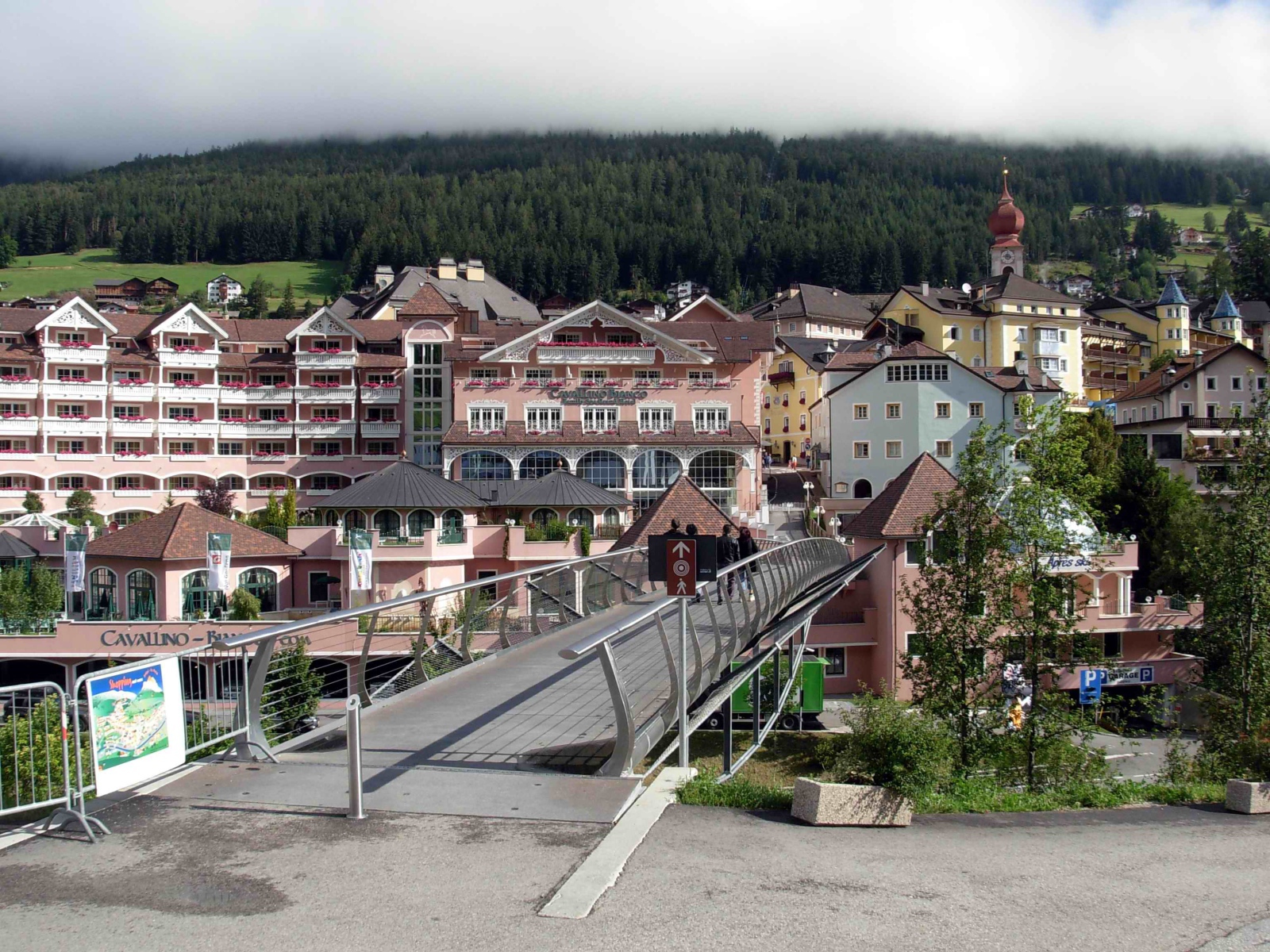 Пешеходный мост на курорте Ортизей, Италия