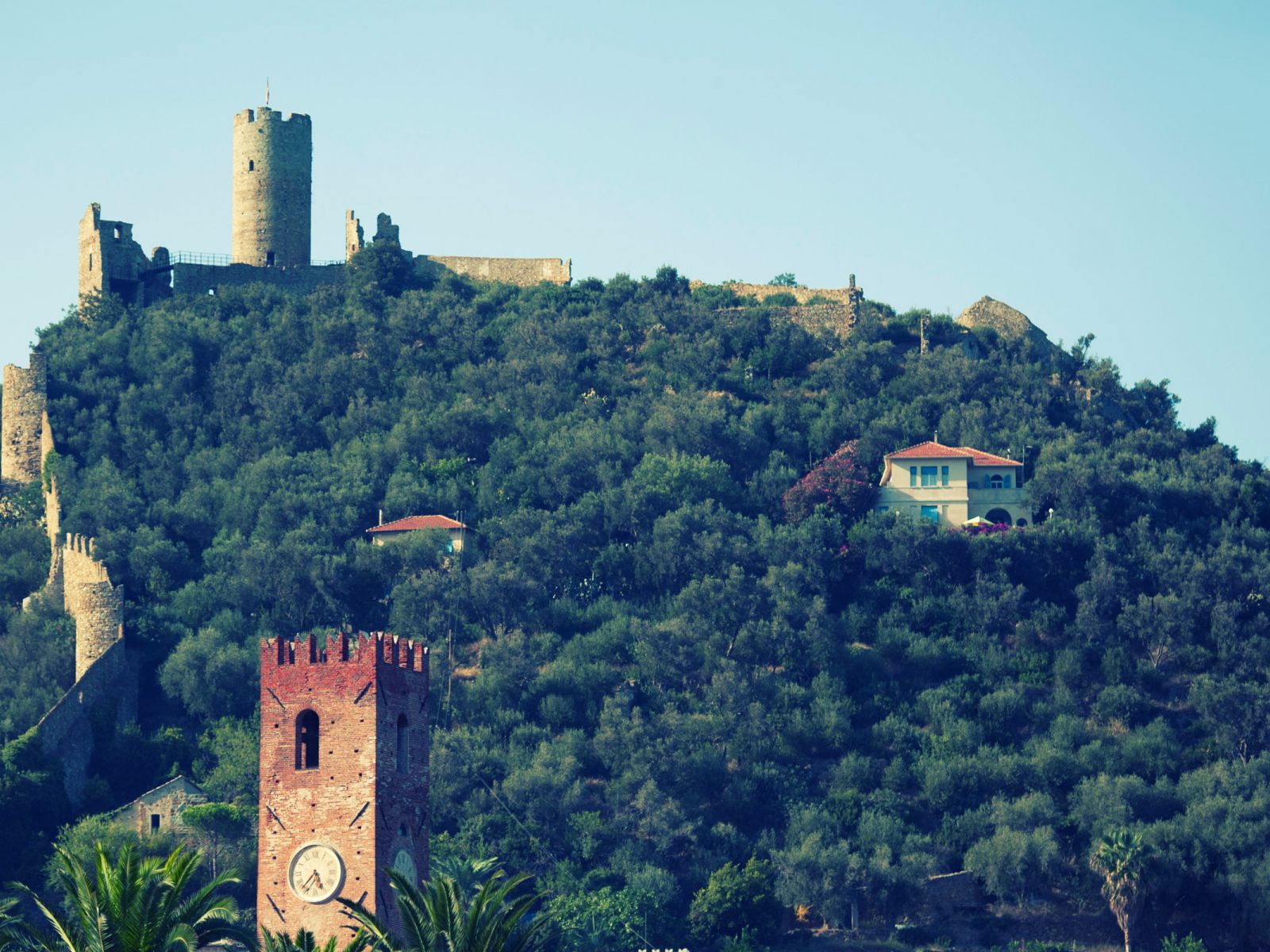 Крепость на горе на курорте Ноли, Италия