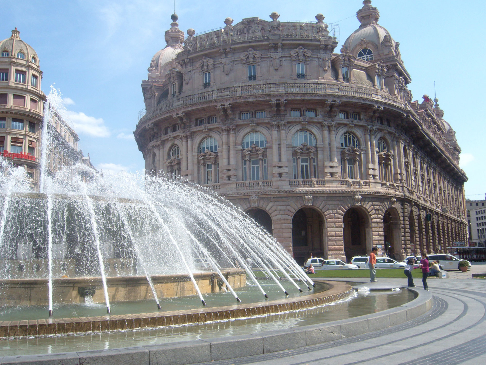 Фонтан в городе в Лигурии, Италия