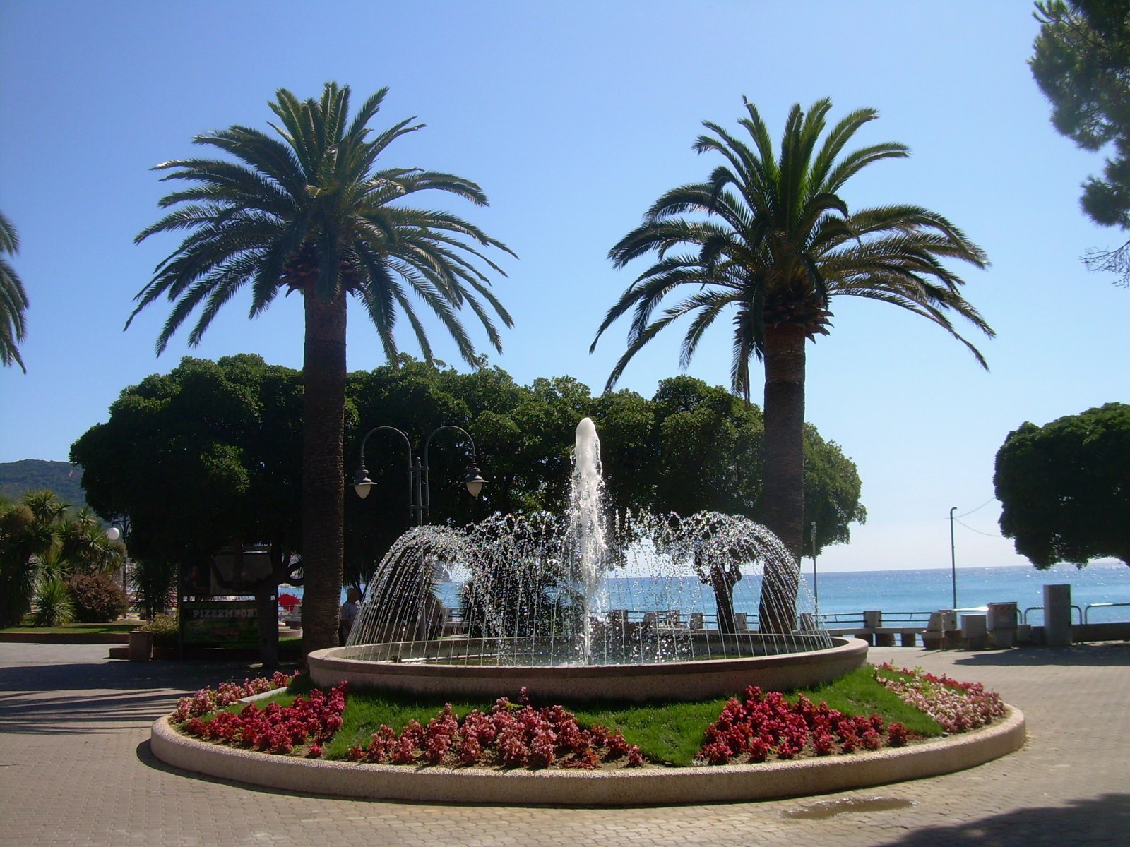 Фонтан на набережной на курорте в Пьетра Лигуре, Италия