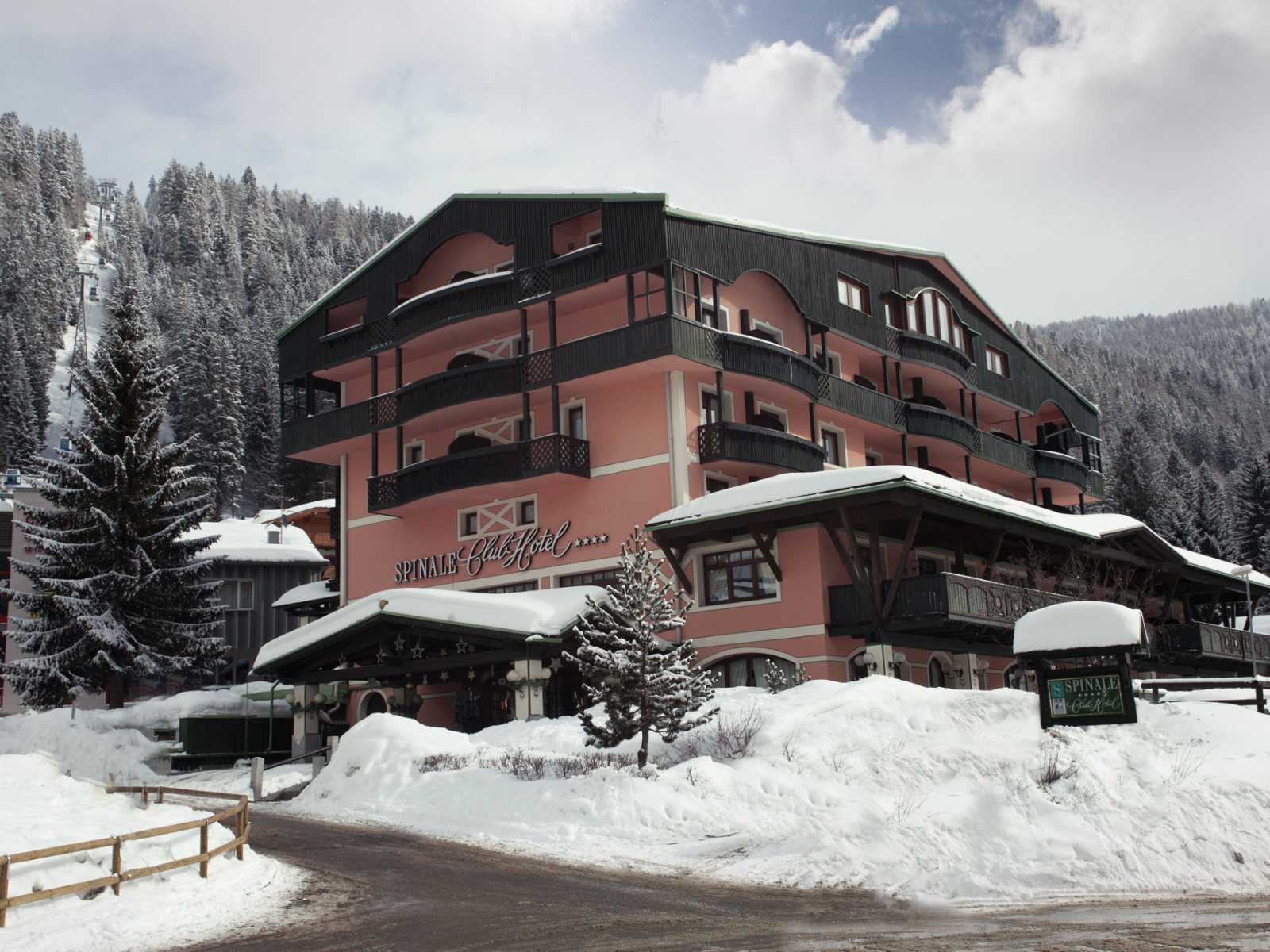 Отель Спинале на горнолыжном курорте Мадонна ди Кампильо, Италия