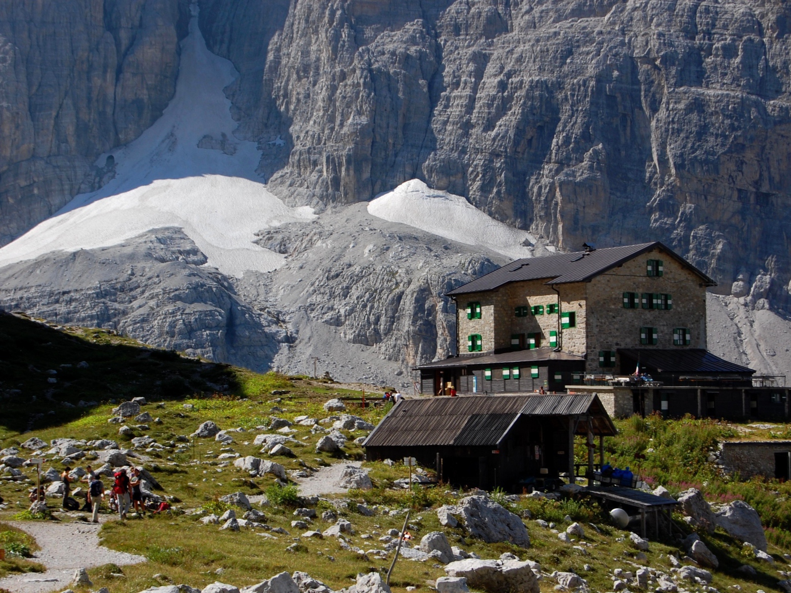 Дом на фоне гор на горнолыжном курорте Мадонна ди Кампильо, Италия