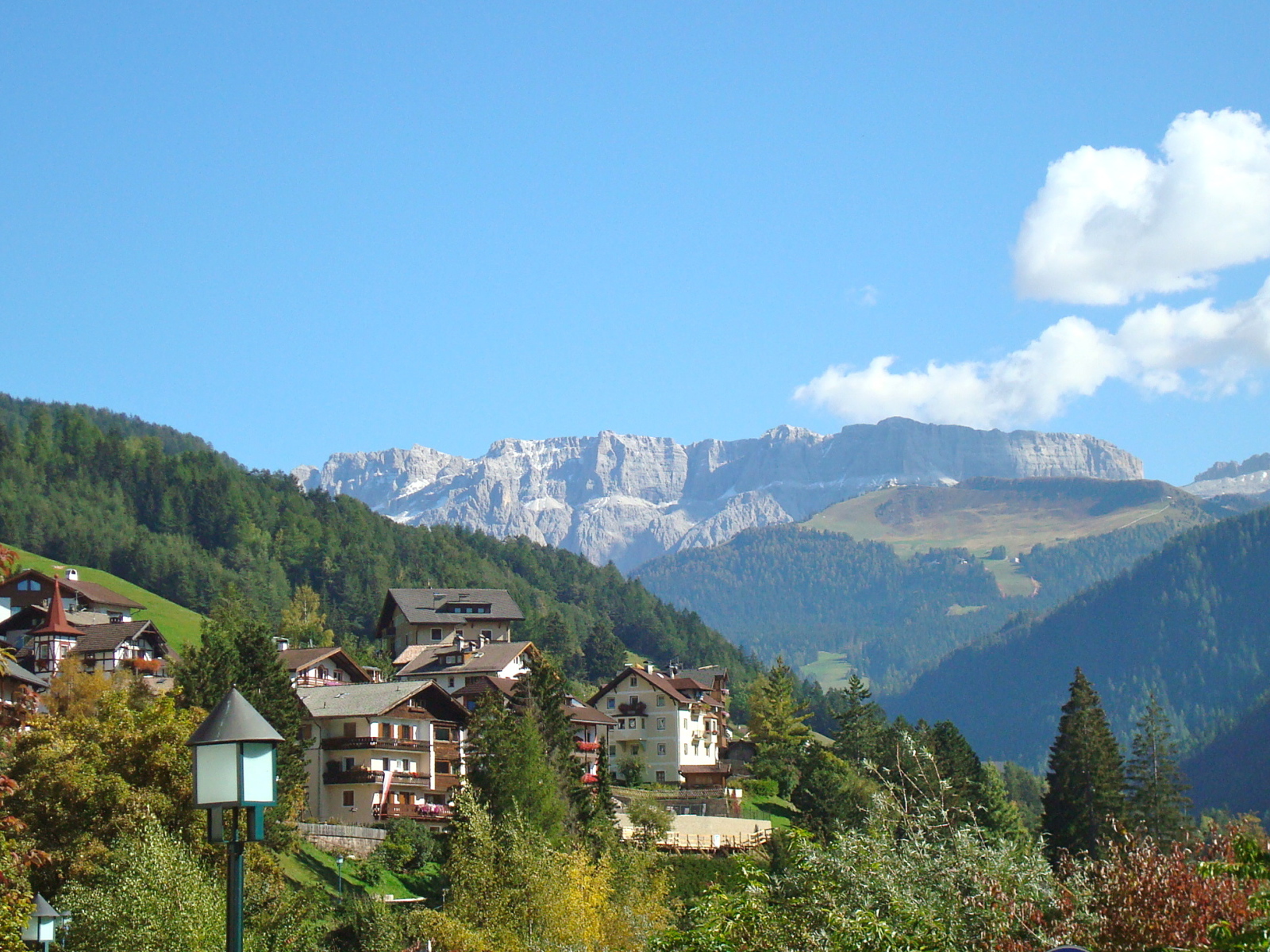 Дома на склоне горы на курорте Ортизей, Италия