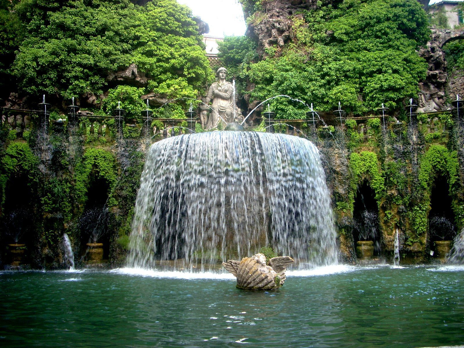 Великолепный фонтан в Тиволи, Италия