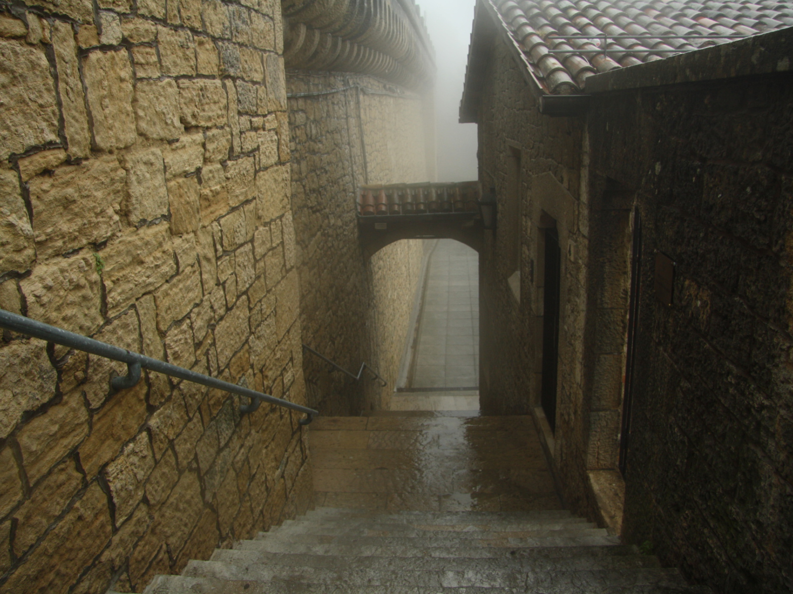 Узкие улочки в Сан Марино, Италия