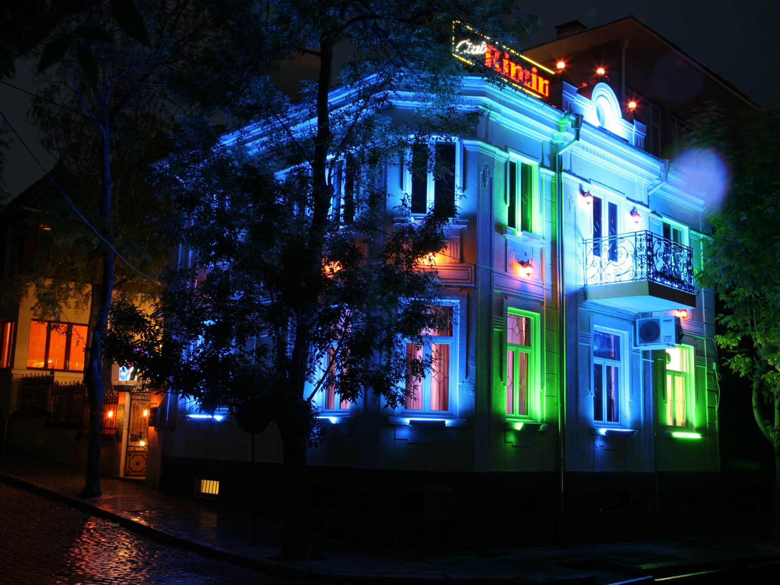 Ночная подсветка на курорте в Римини, Италия