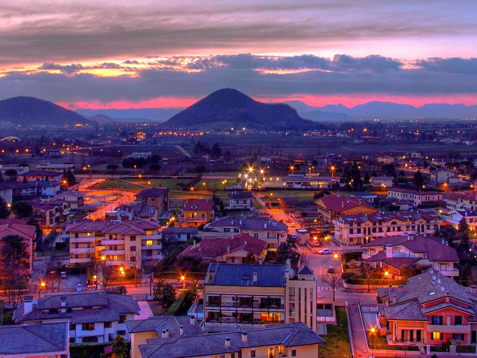 Ночные огни на курорте Абано Терме, Италия