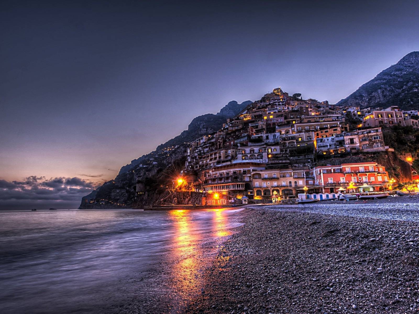 Ночные огни на курорте Позитано, Италия