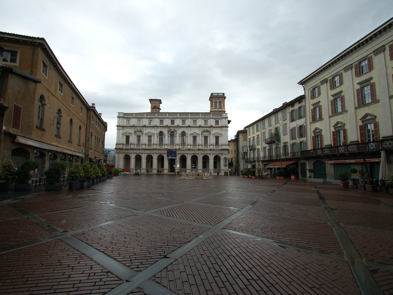 Дворец на площади в Бергамо, Италия