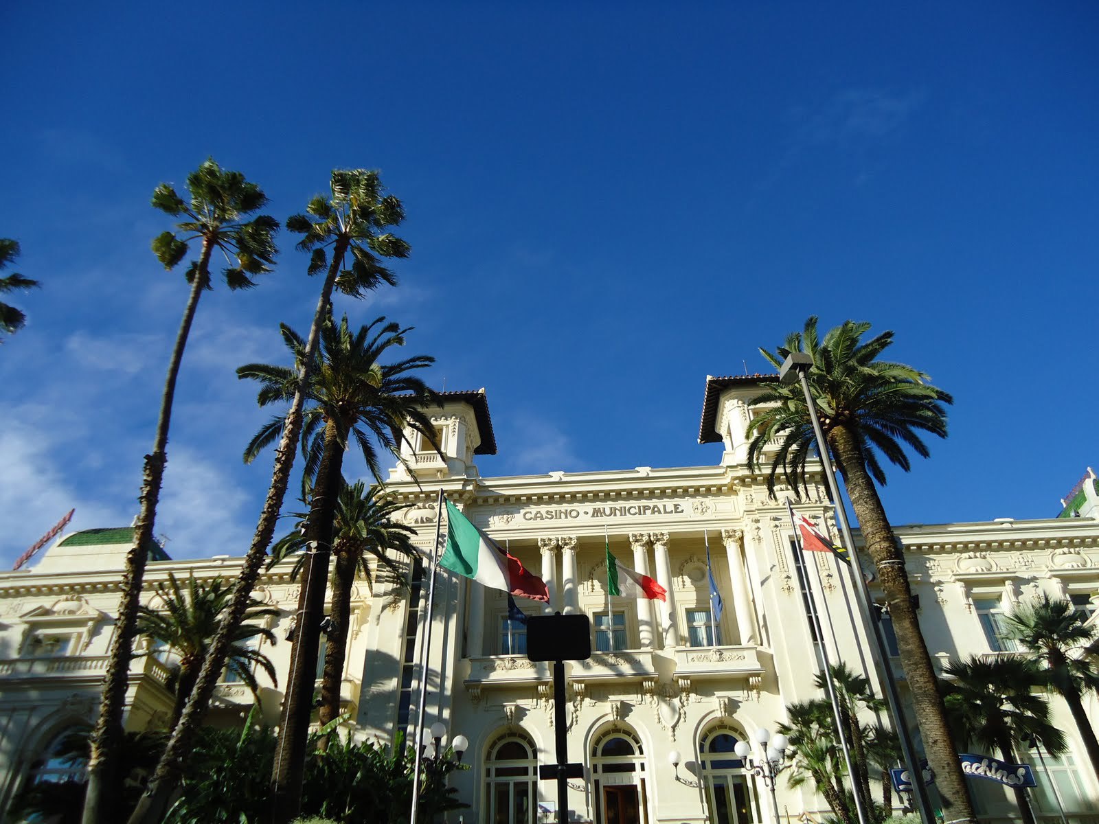 Пальмы у казино в Сан Ремо, Италия
